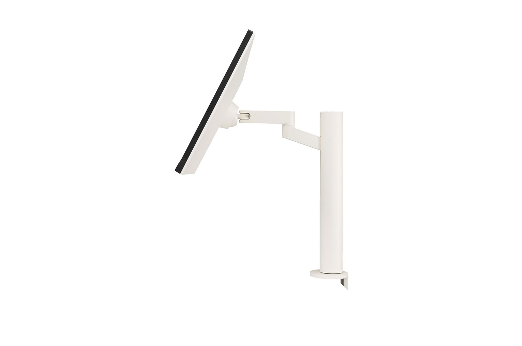 Un monitor del computer bianco su un supporto a braccio bianco, isolato su sfondo bianco. Il monitor è angolato.