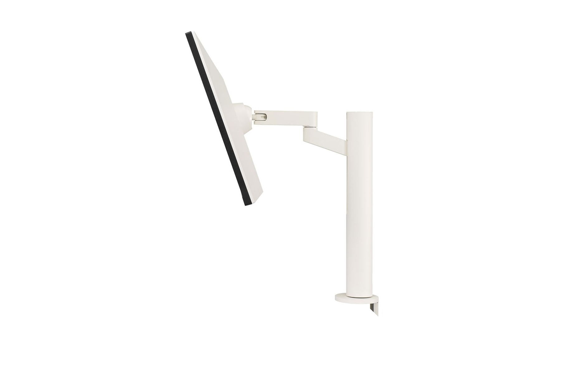 Braccio del monitor bianco con un monitor collegato. Il monitor è angolato. Sfondo bianco.