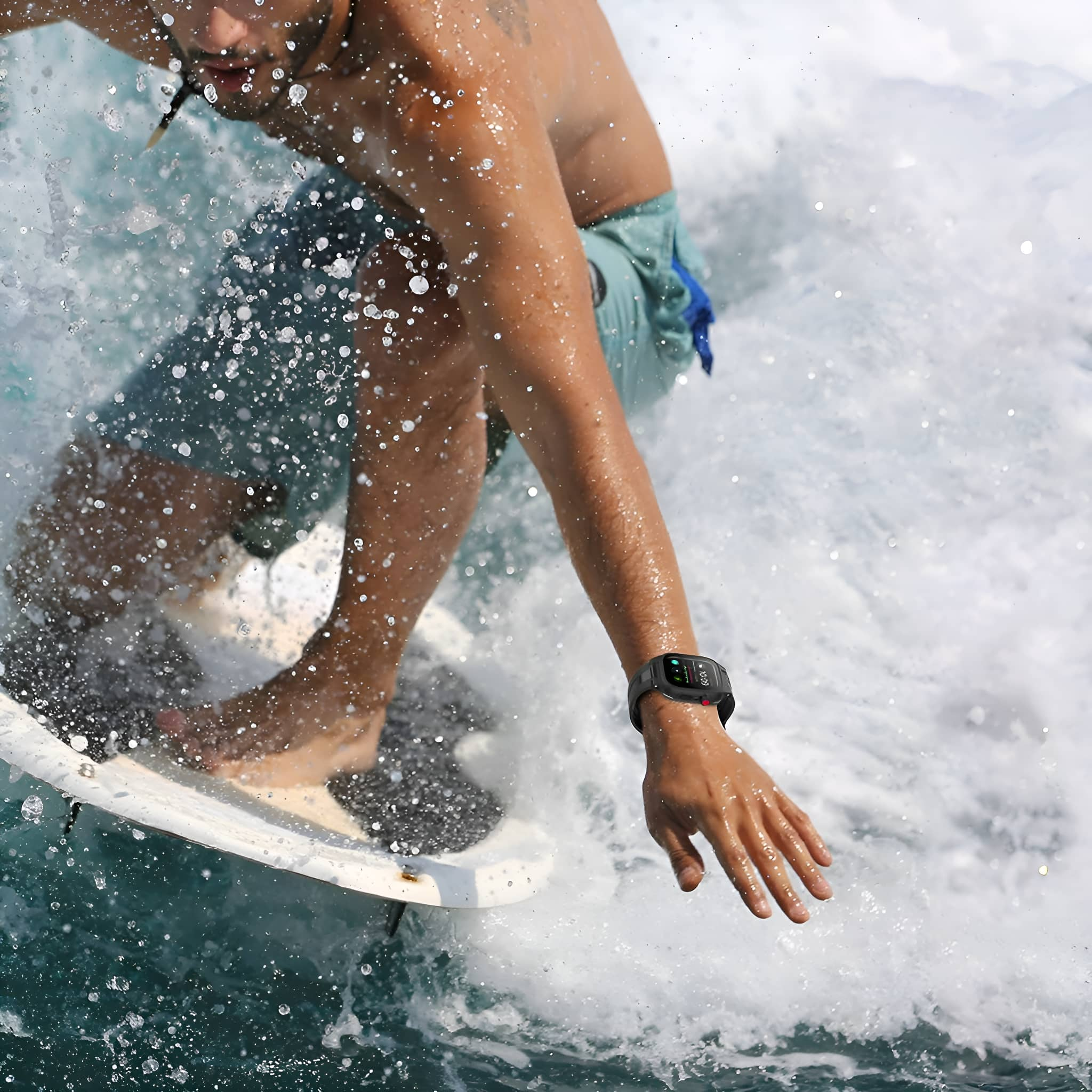 Mann surft auf einer Welle, trägt eine Smartwatch am linken Handgelenk.