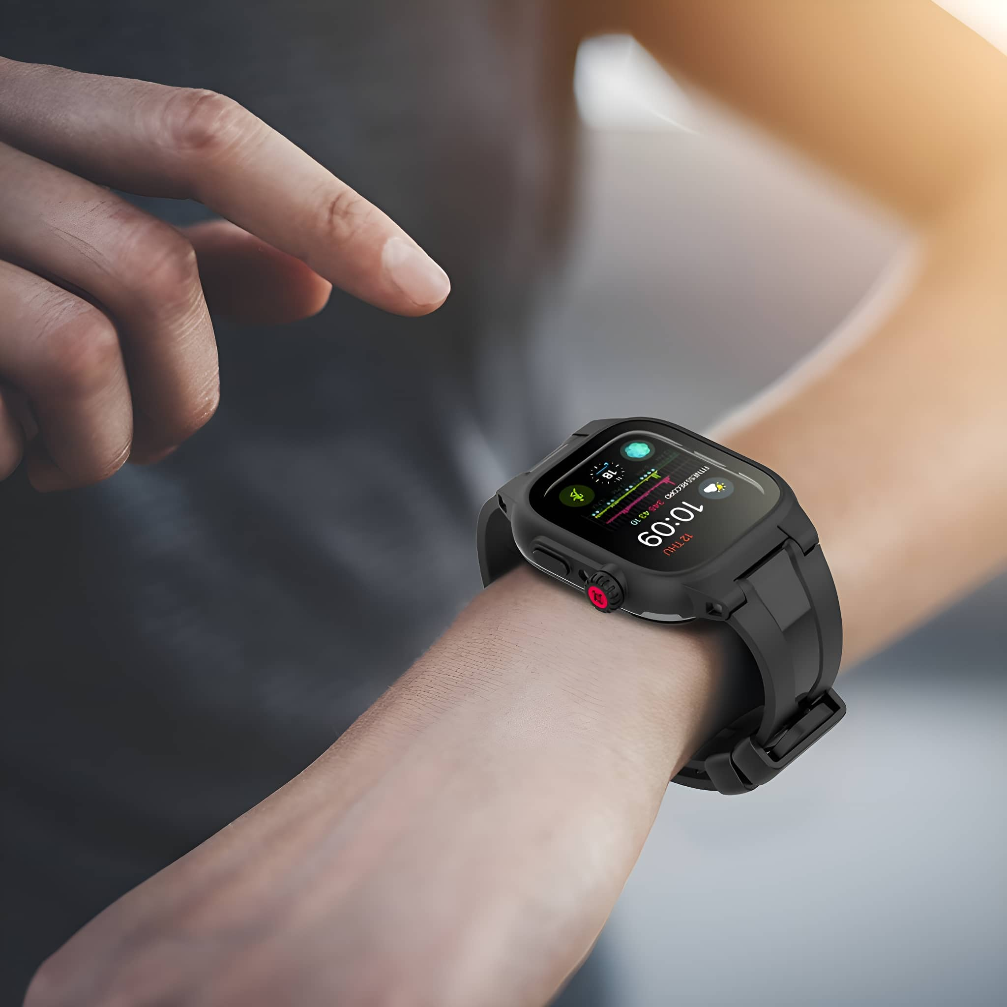 Das Handgelenk einer Person mit einer schwarzen Uhr und einer schwarzen Schutzhülle.