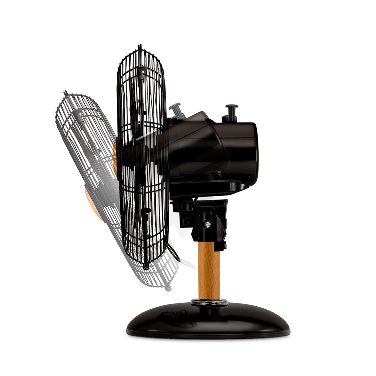 Czarny i drewniany wentylator retro, pod kątem, z czarną podstawą, na białym tle.