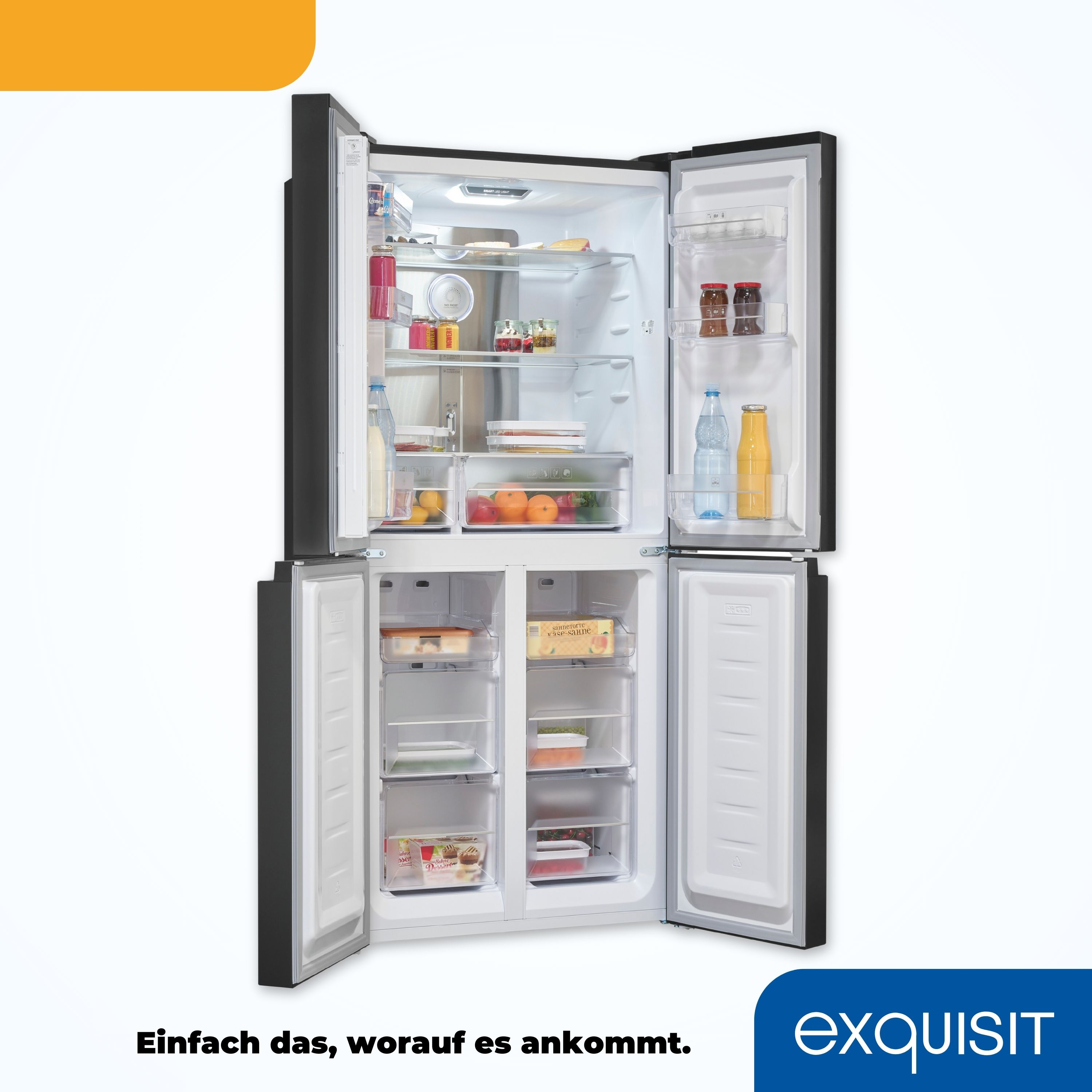 Refrigerador abierto con comida dentro. Exterior negro, interior blanco. Frutas, bebidas y condimentos visibles.