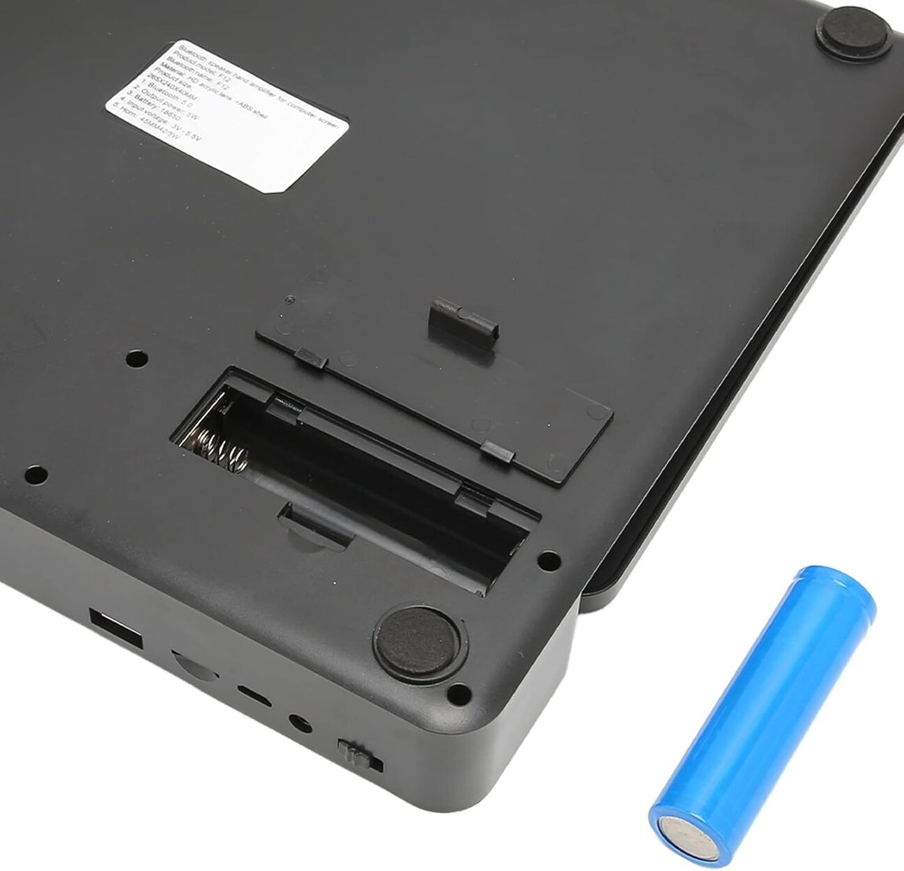 Base de dispositivo negro con batería y puertos. La batería es azul y está separada.