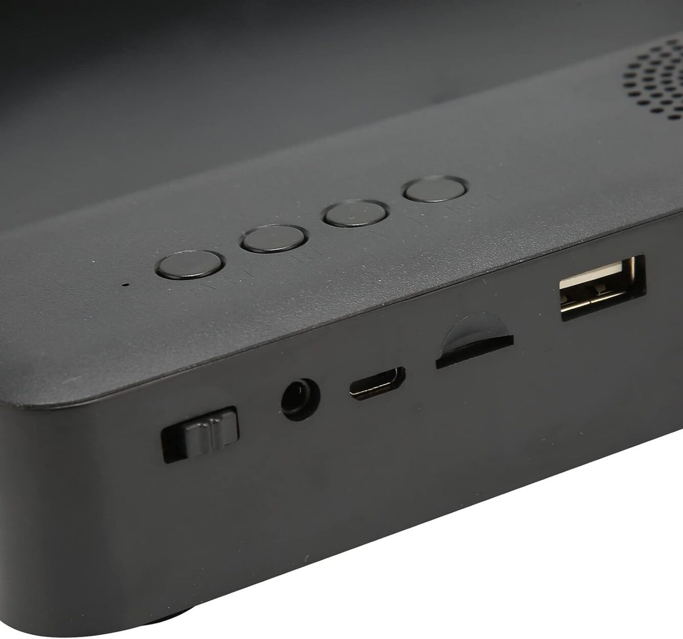 Altavoz negro con botones, un puerto USB y otros puertos.