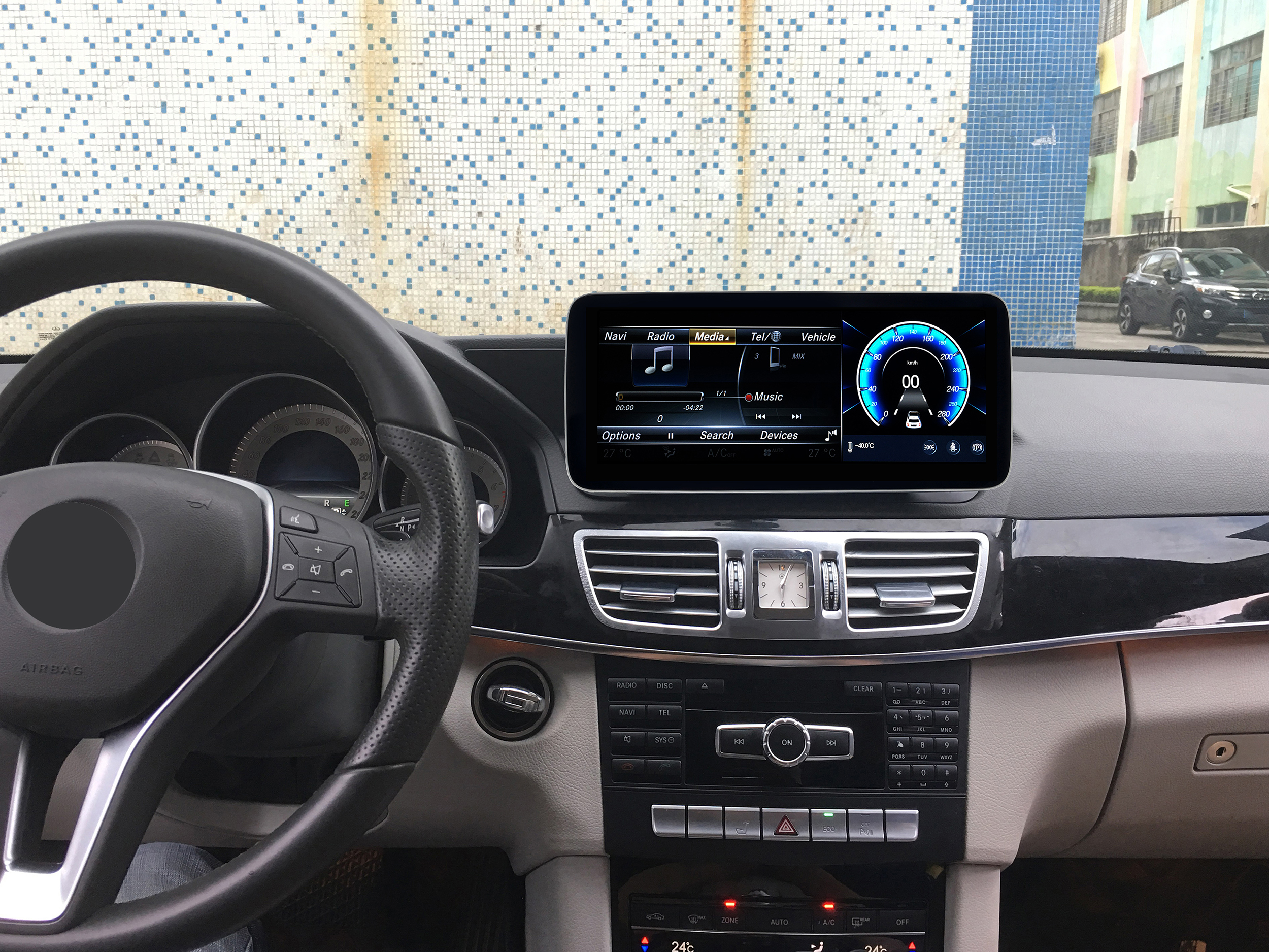Armaturenbrett eines Autos mit Bildschirm, der Navigation, Radio und Fahrzeuginformationen anzeigt.