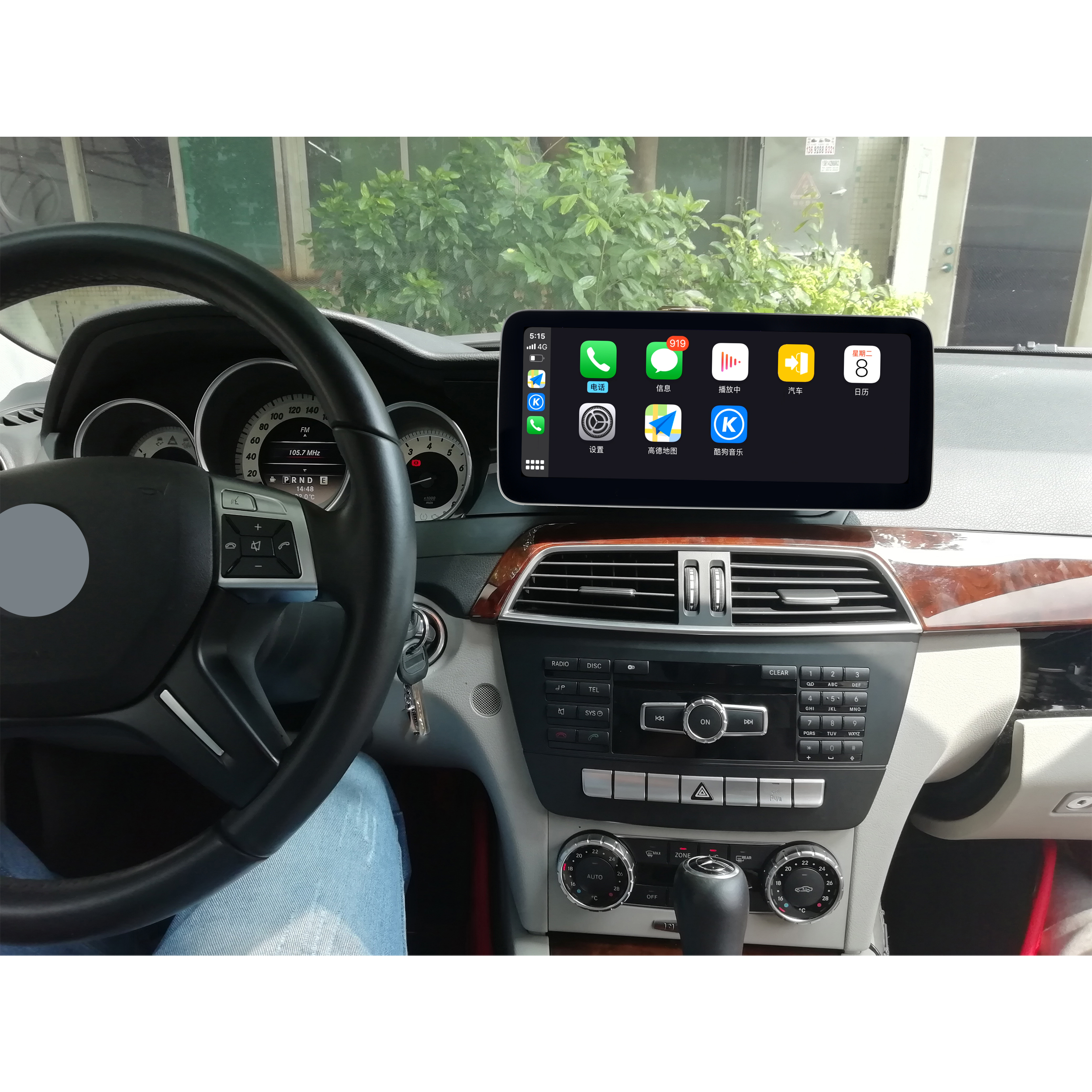 Ein Autointerieur mit einem Display, das ein Navigationssystem zeigt, auf dem Armaturenbrett montiert.