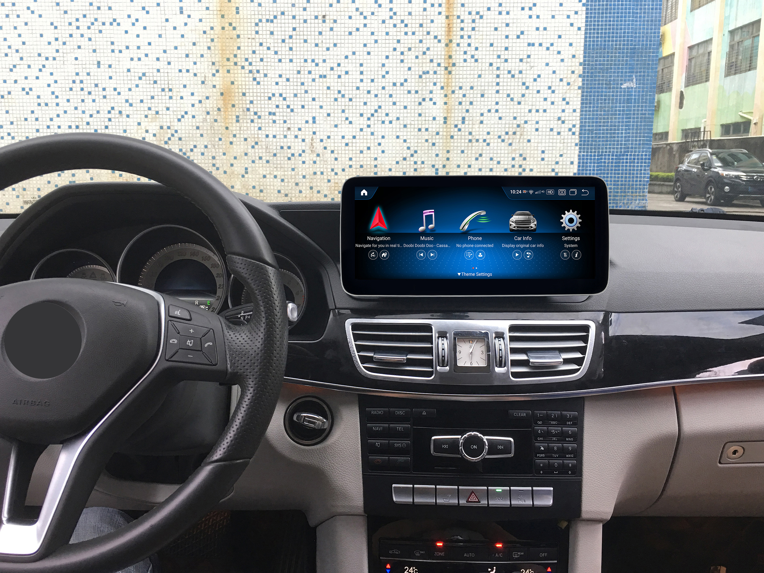 Ein Autointerieur mit Armaturenbrett und zentralem Display, das eine Navigationsschnittstelle zeigt.