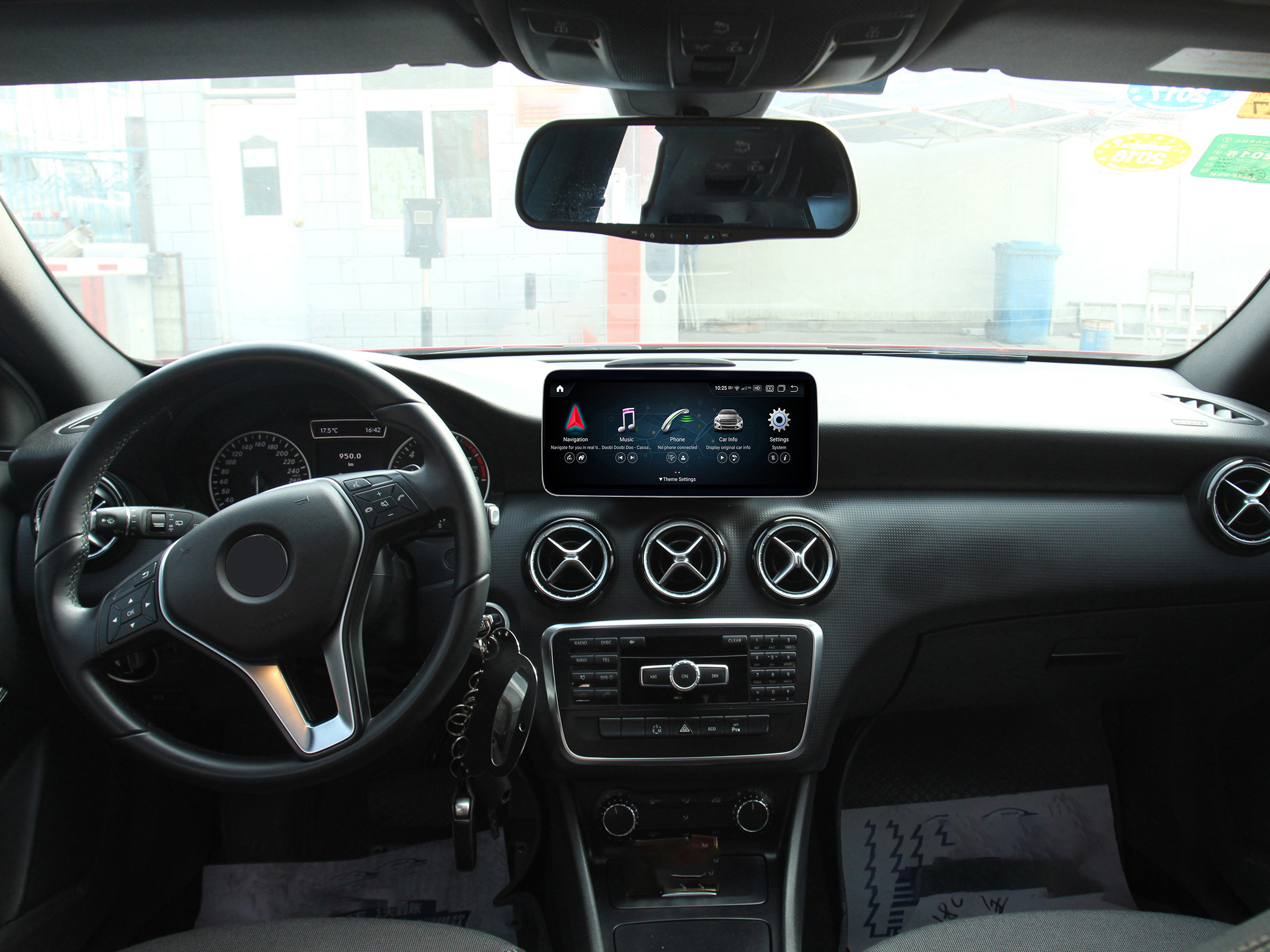 Autointerieur mit Armaturenbrett, Lenkrad und großem zentralen Display.