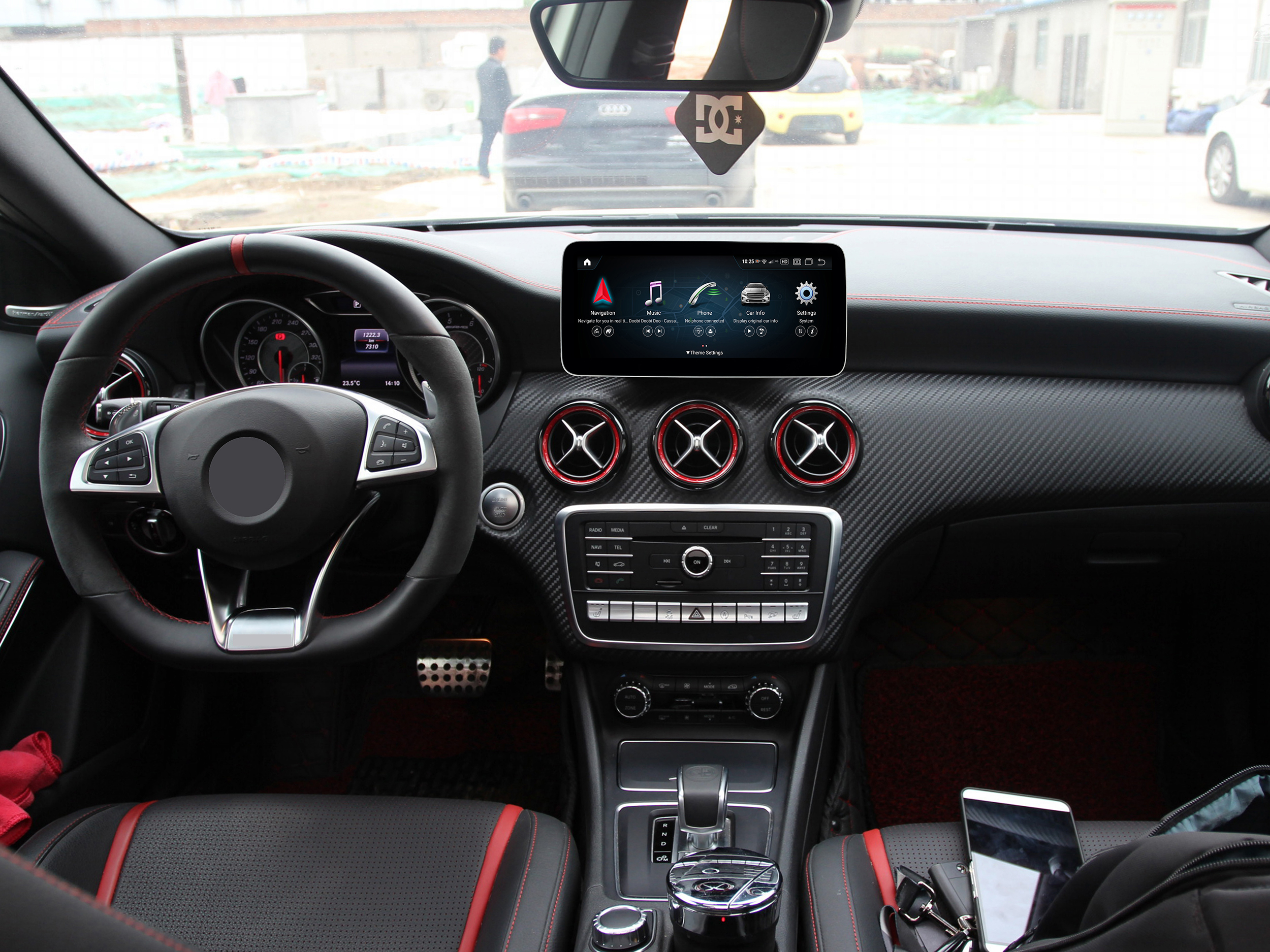 Auto-Innenraum-Armaturenbrett: Touchscreen, Lüftungsschlitze, Lenkrad und Konsole.