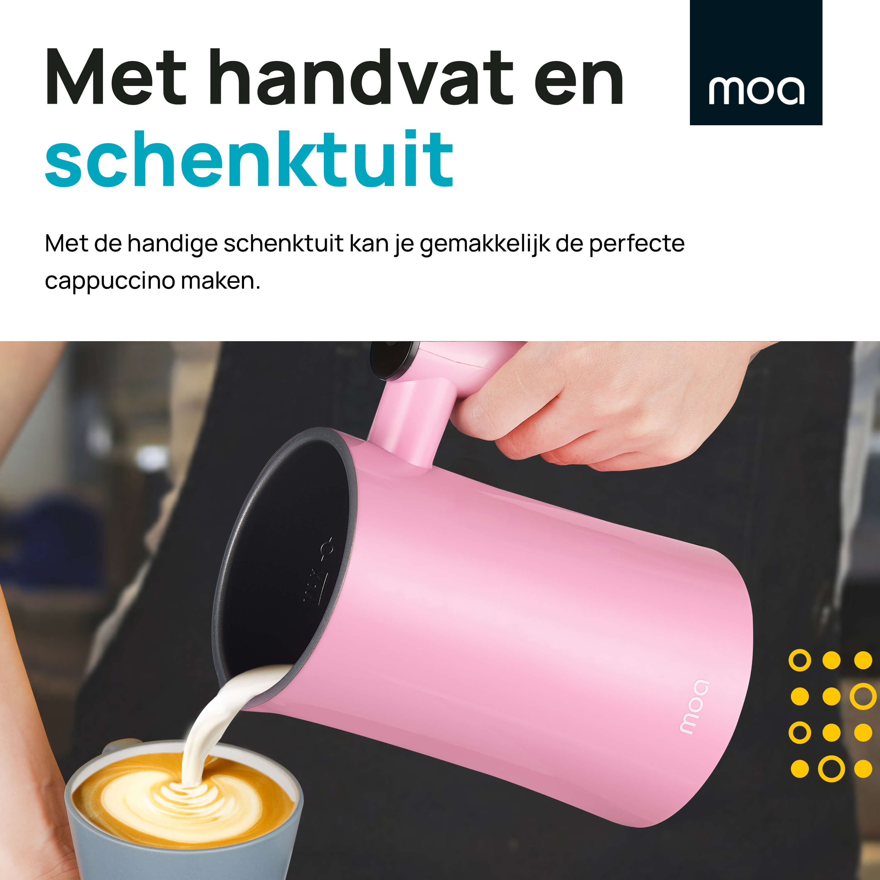 Een persoon giet melk in een kopje. Een roze melkopschuimer in de scène, met een kopje koffie.
