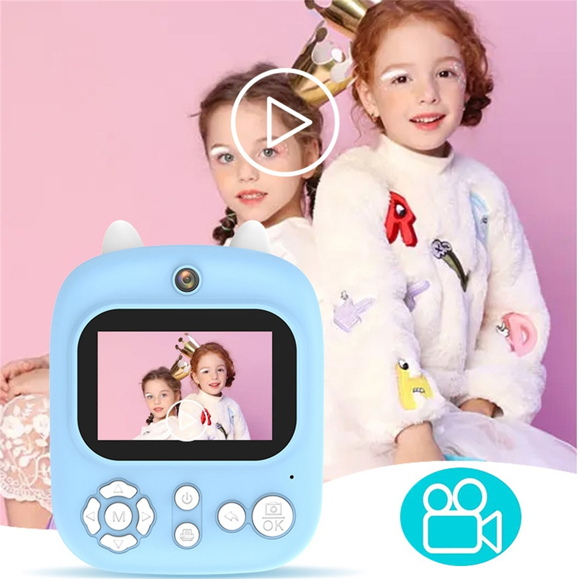 Eine blaue Kinderkamera mit einem Bildschirm, der zwei Kinder zeigt, und ein Mädchen lacht im Hintergrund.