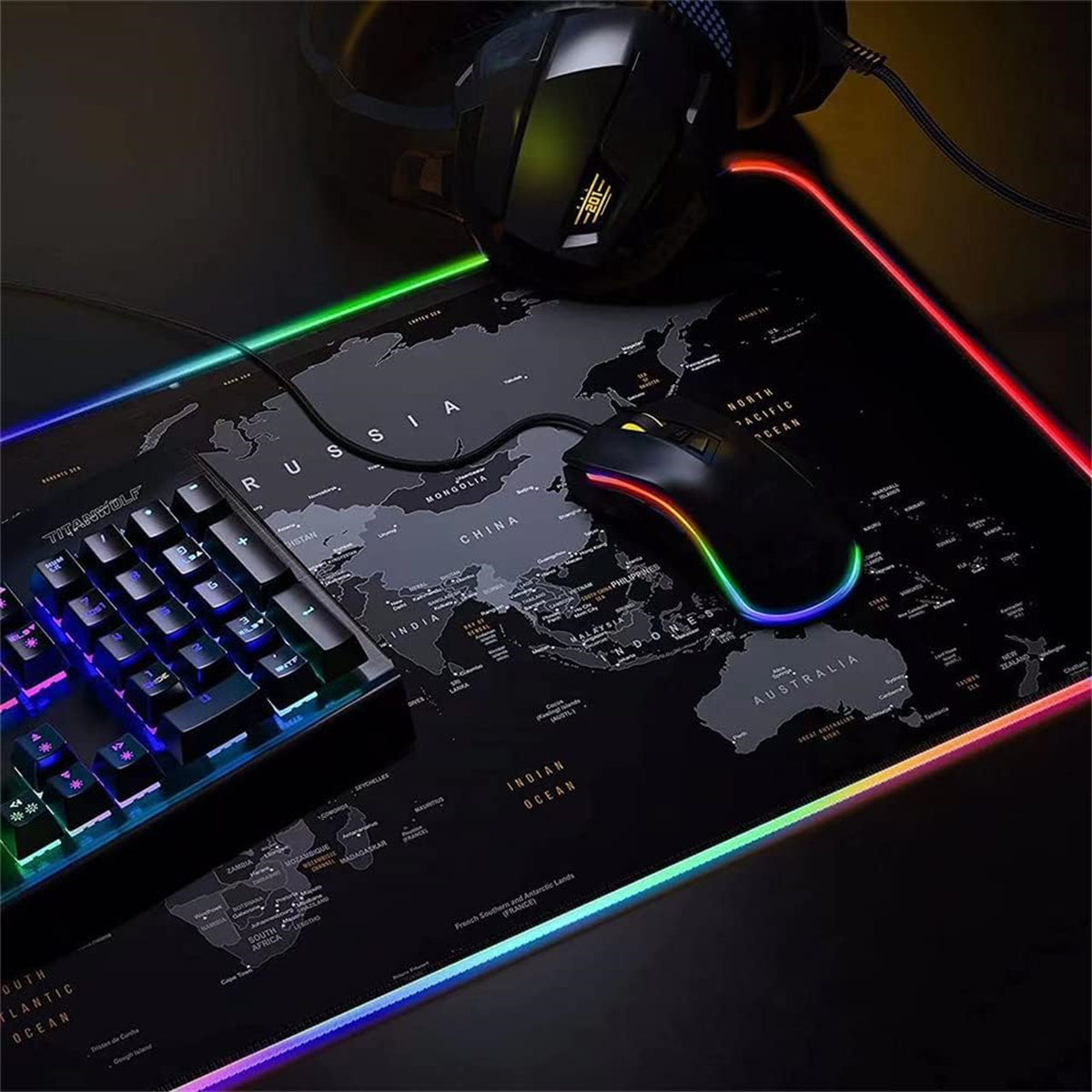Gaming-Setup mit Tastatur, Maus und Mauspad mit LED-Leuchten.