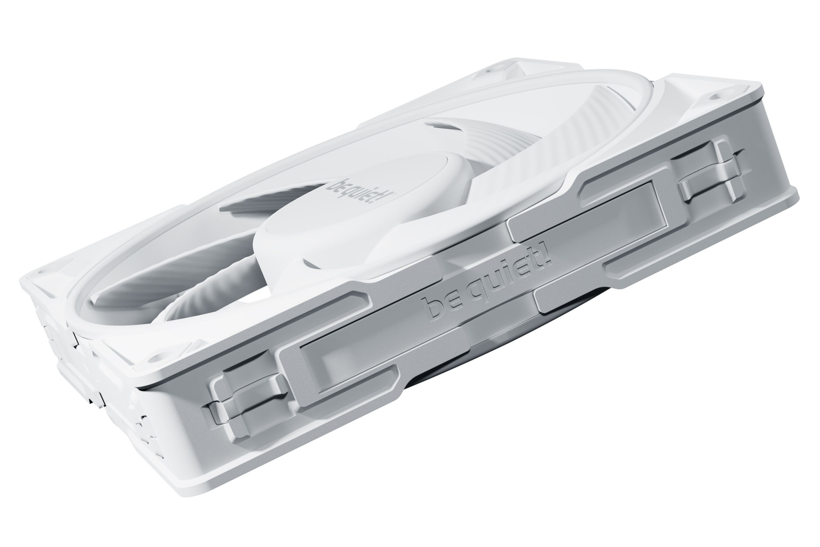 Biały wentylator komputerowy na białym tle. Widoczna nazwa marki 'be quiet!'.