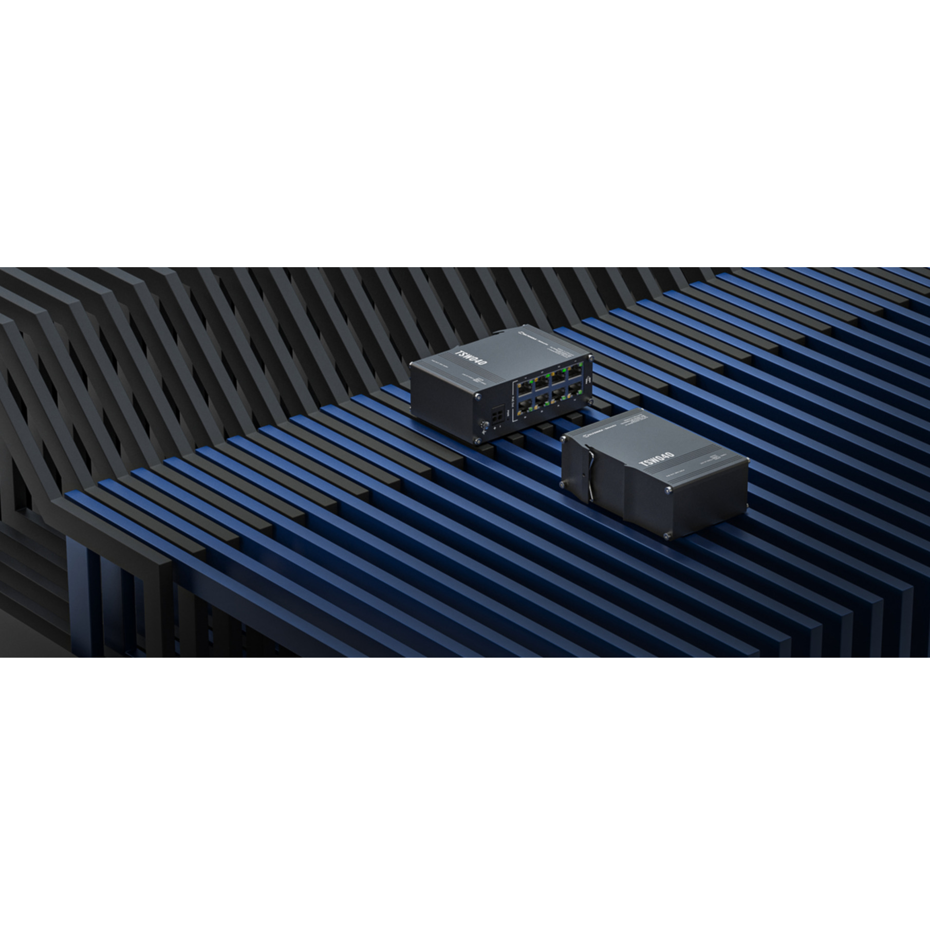 Deux appareils électroniques noirs sur une surface à motifs bleu et noir. Fond abstrait.