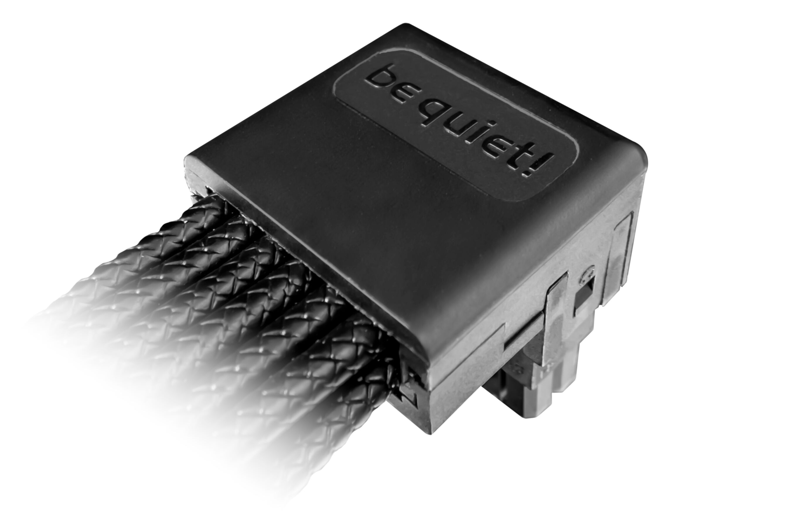 Czarny zasilacz z plecionymi kablami, białe tło, logo be quiet!.