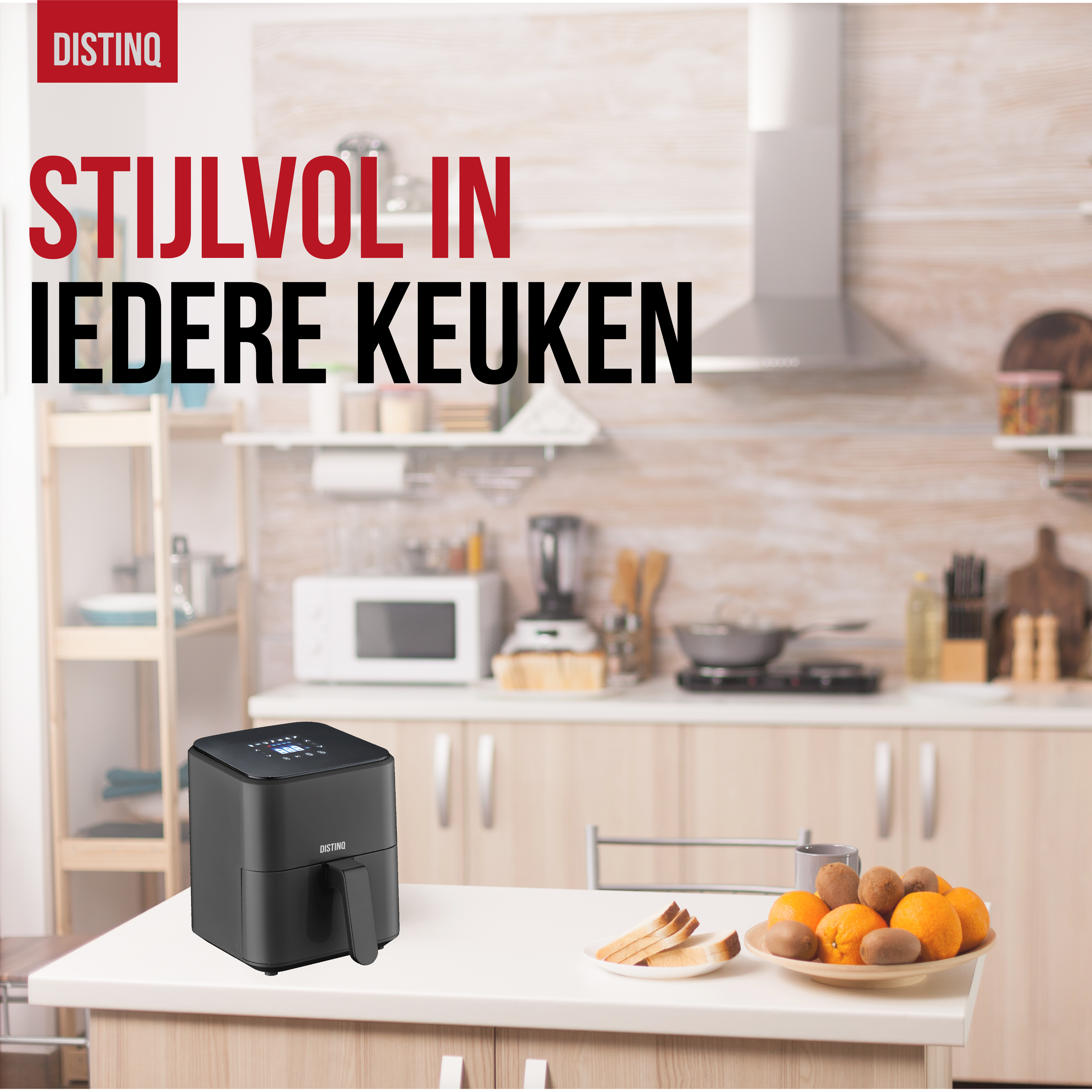 Zwarte airfryer op een wit aanrecht in een moderne keuken. Tekst: "Stijlvol in elke keuken."