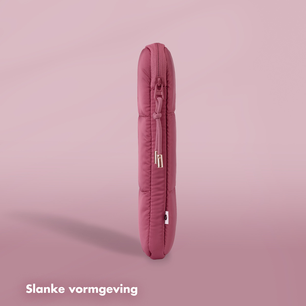 A pink quilted laptop sleeve. Side view with dimensions, and a zipper.