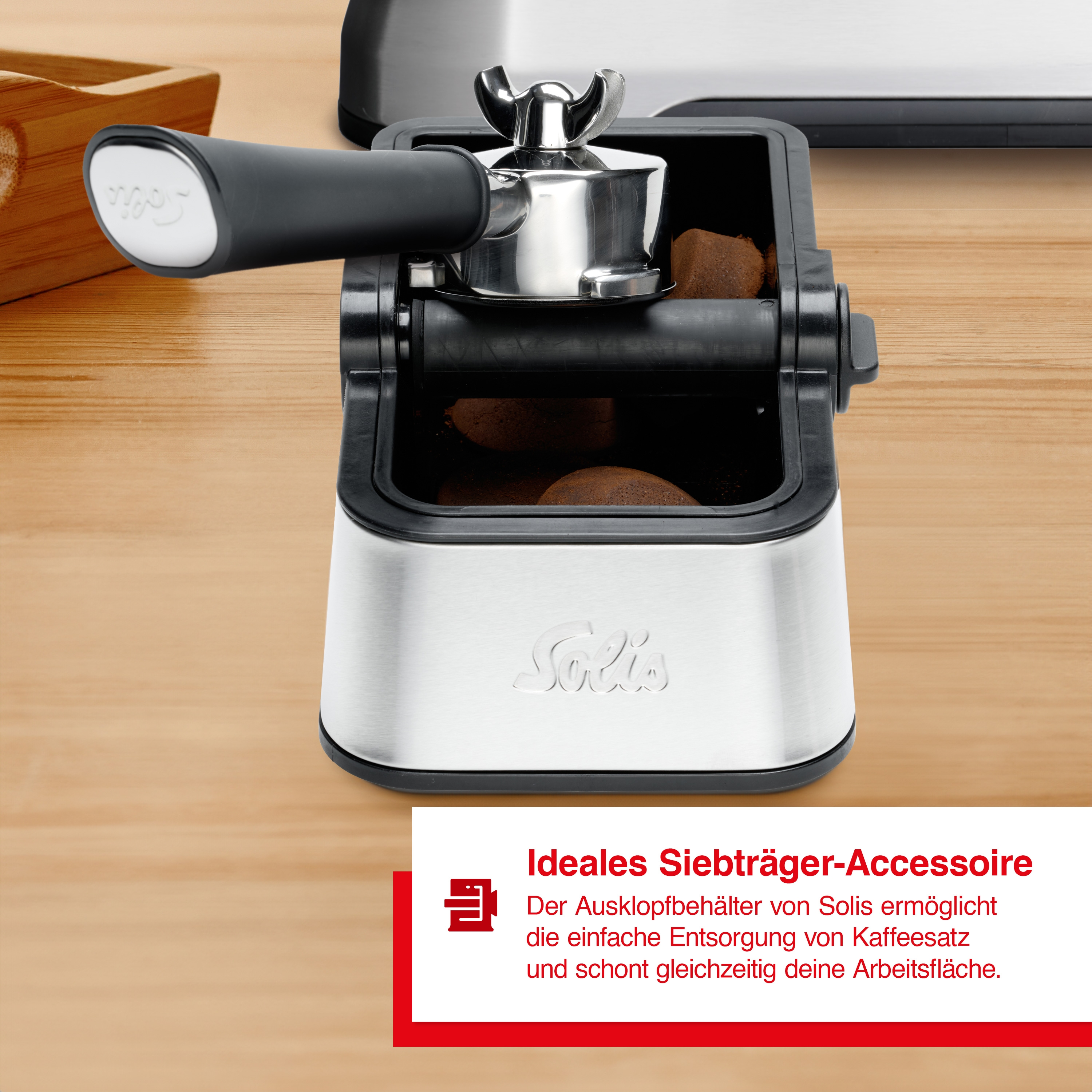 Silbernes Espressomaschinenzubehör zum Ausklopfen des Kaffeesatzes. Text: Ideales Siebträger-Zubehör. Solis.
