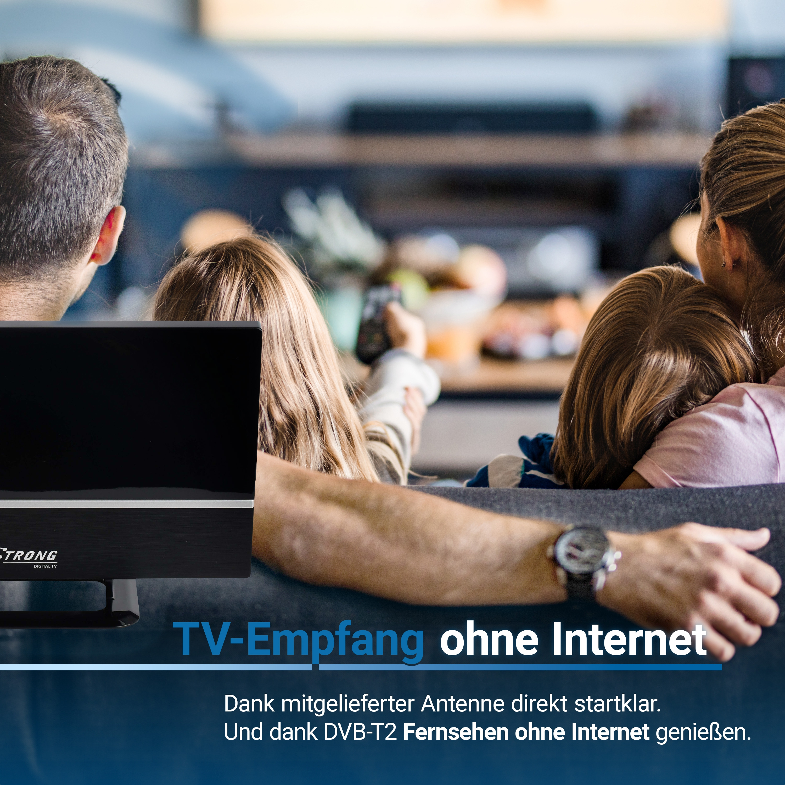 Eine Familie schaut fern. Text: TV-Empfang ohne Internet.