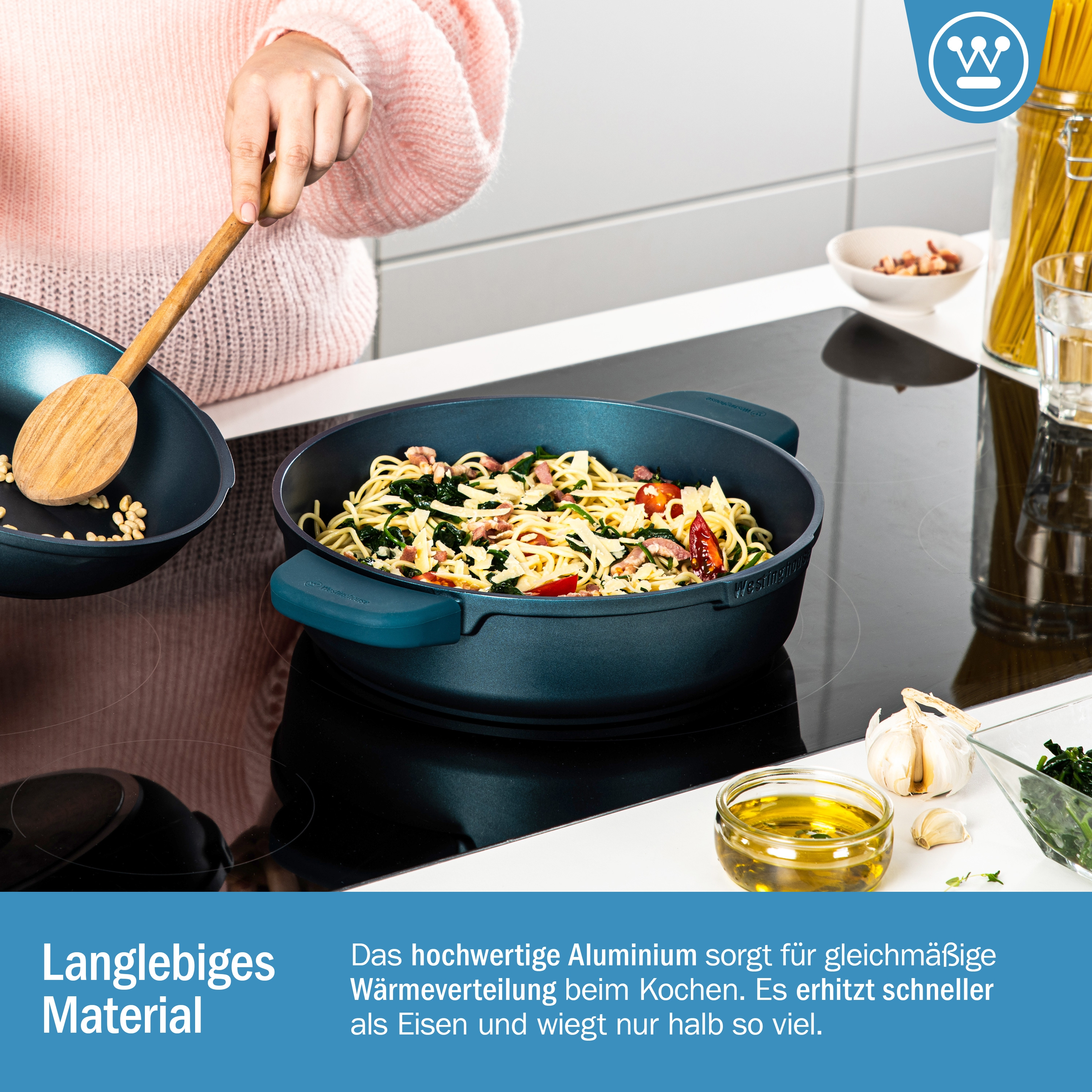 Pfanne mit gekochtem Essen und Holzspatel auf einem schwarzen Herd, mit Text über Material.
