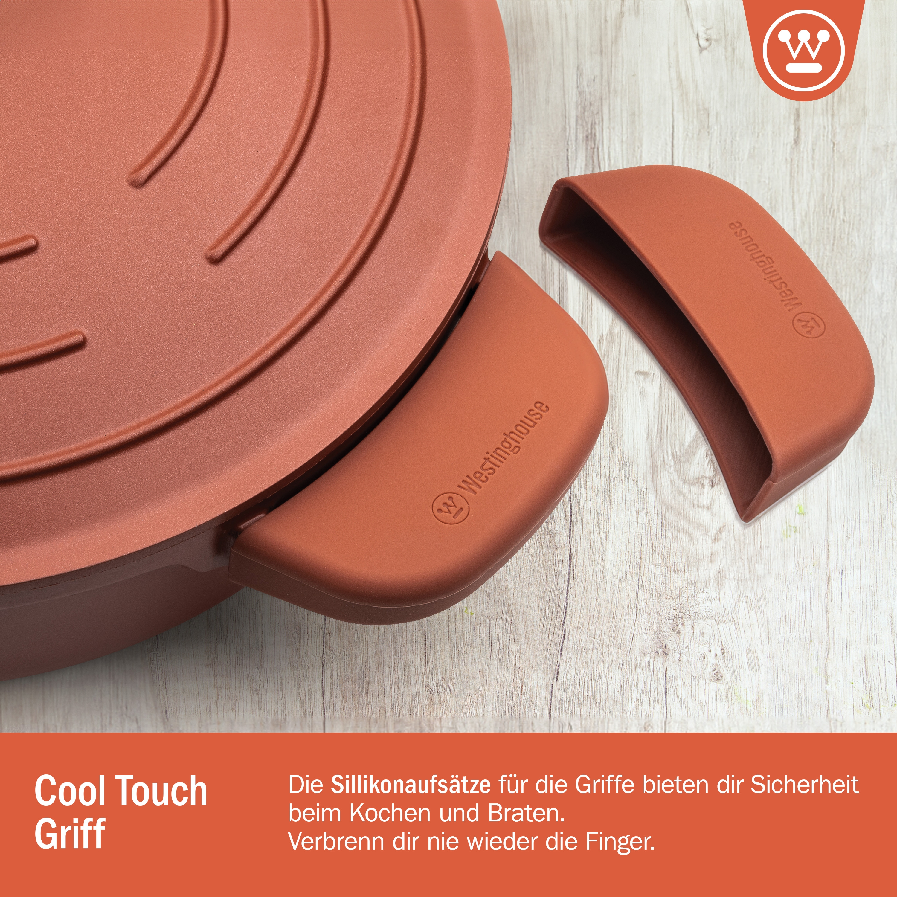 Ein brauner Topf mit Deckel und zwei Silikon-Griffabdeckungen. Griffe und Abdeckungen sind braun.