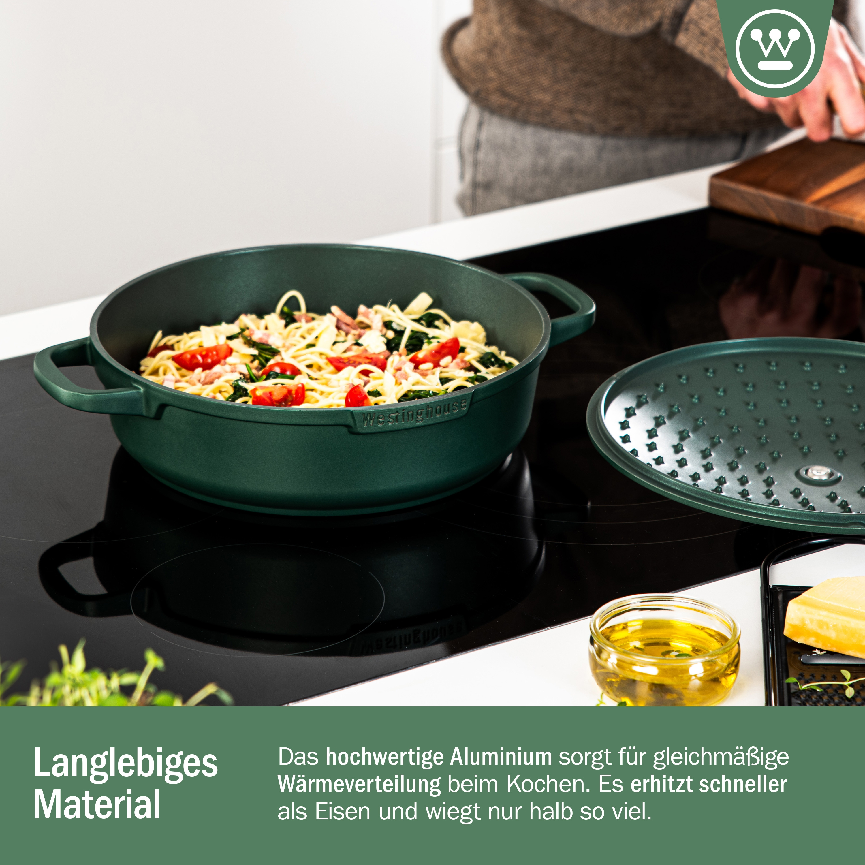Grüner Kochtopf mit Essen. Weitere Elemente: ein Deckel, Öl, Käse. Der Topf steht auf einem Induktionsherd.
