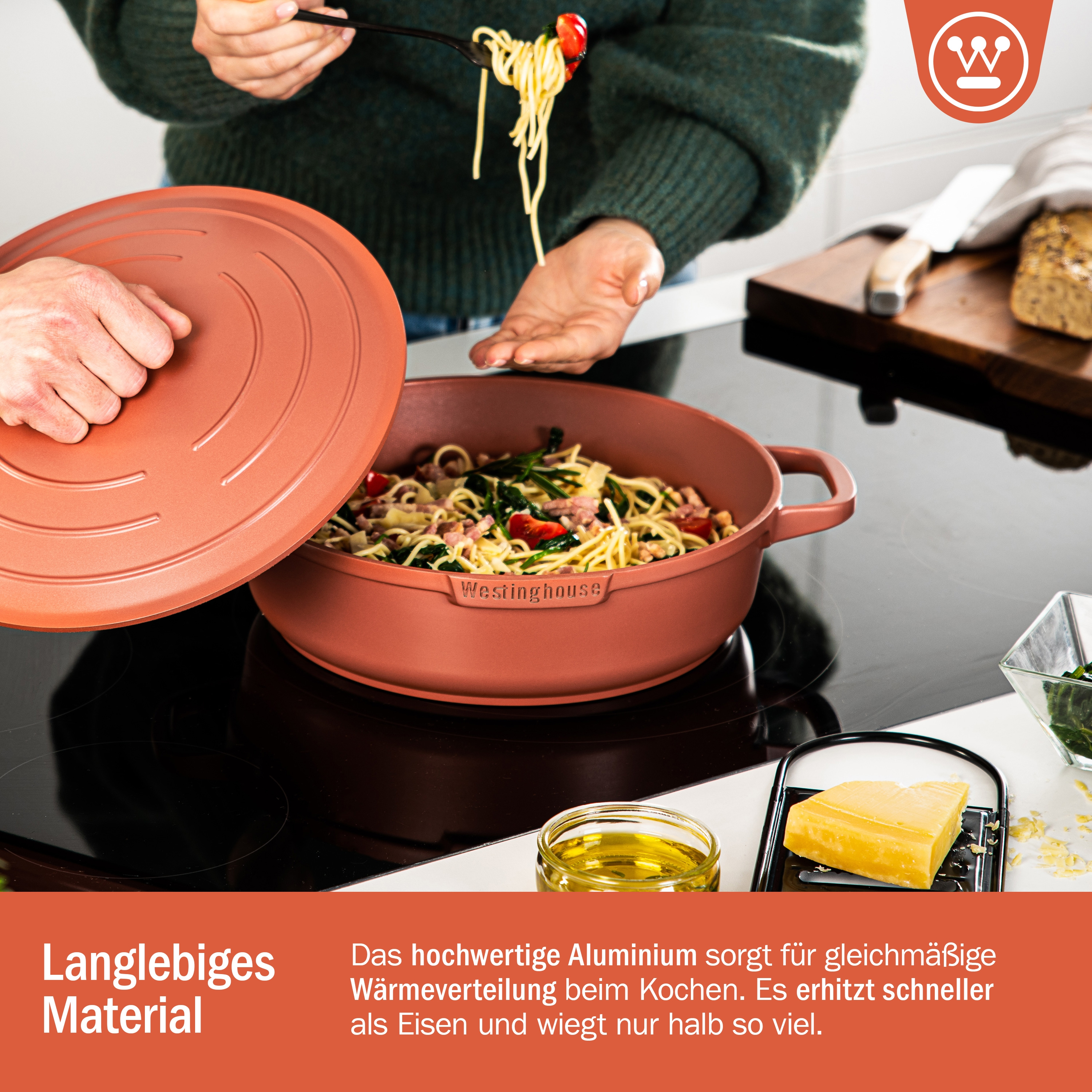 Eine Person hält einen Deckel und eine Gabel mit Pasta. Ein Topf auf einem schwarzen Herd. Es gibt Öl und Käse.