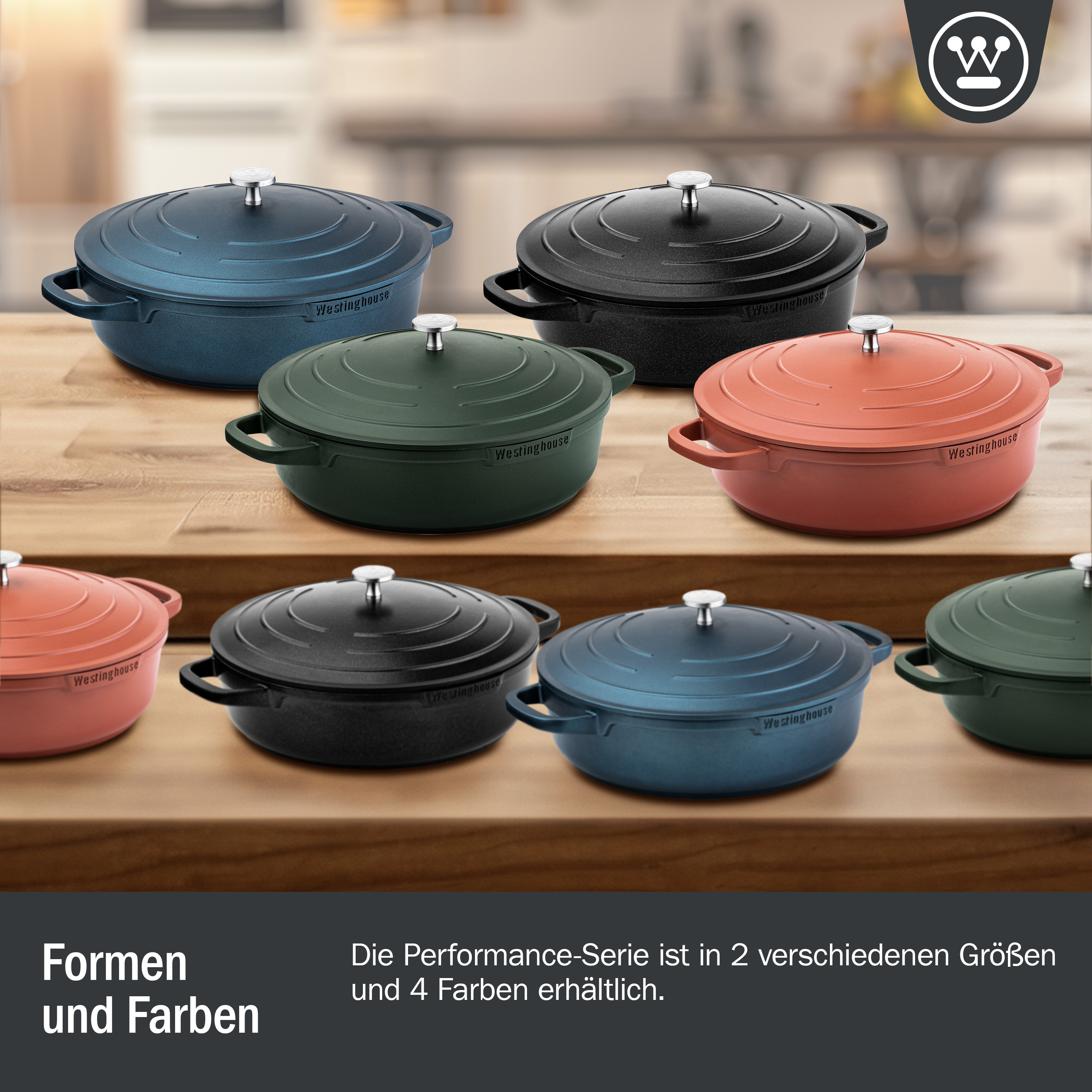 Mehrere bunte gusseiserne Töpfe auf einer Holzoberfläche.
