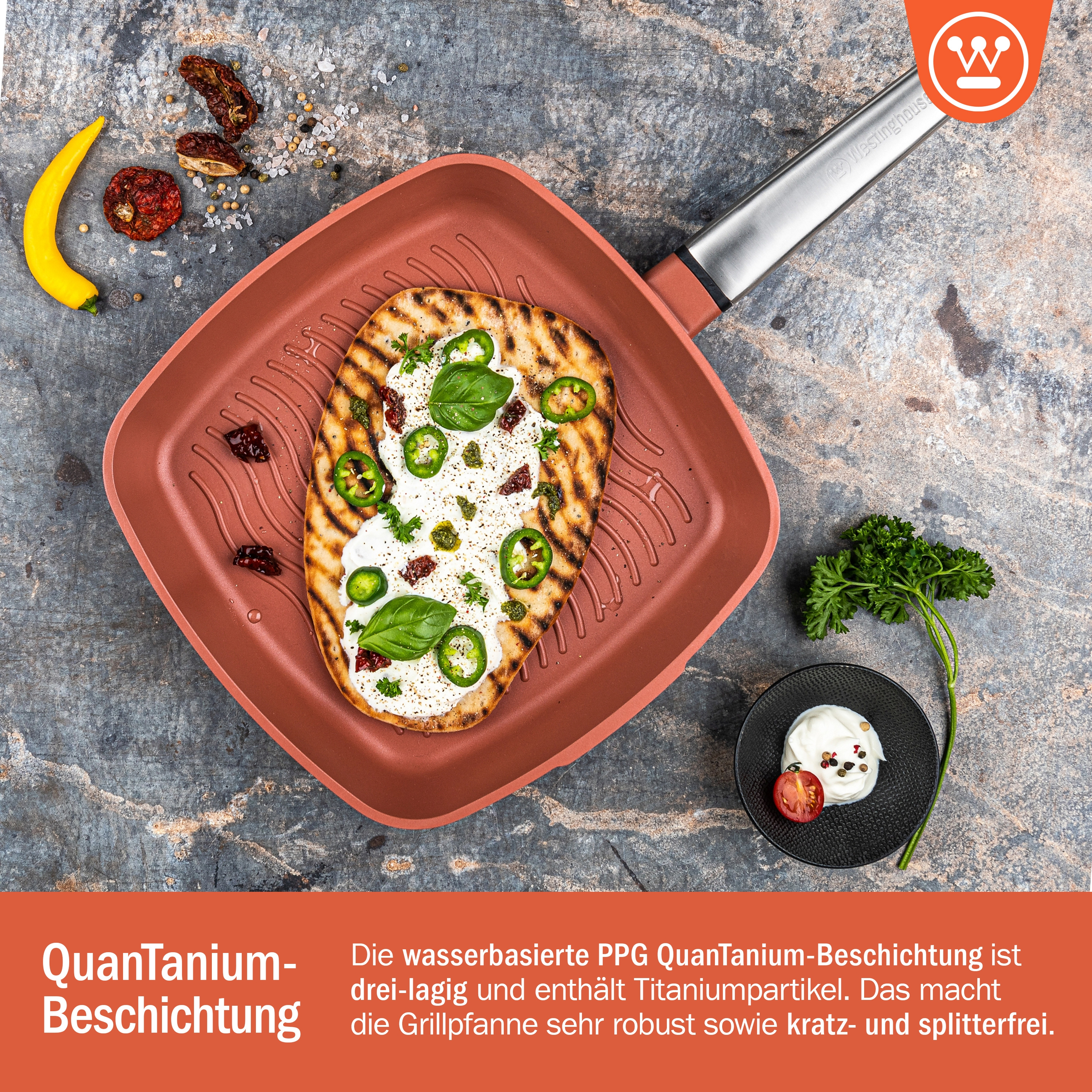 Pfanne mit Pizza und Zutaten. Zutaten wie Tomaten, Chilischoten.
