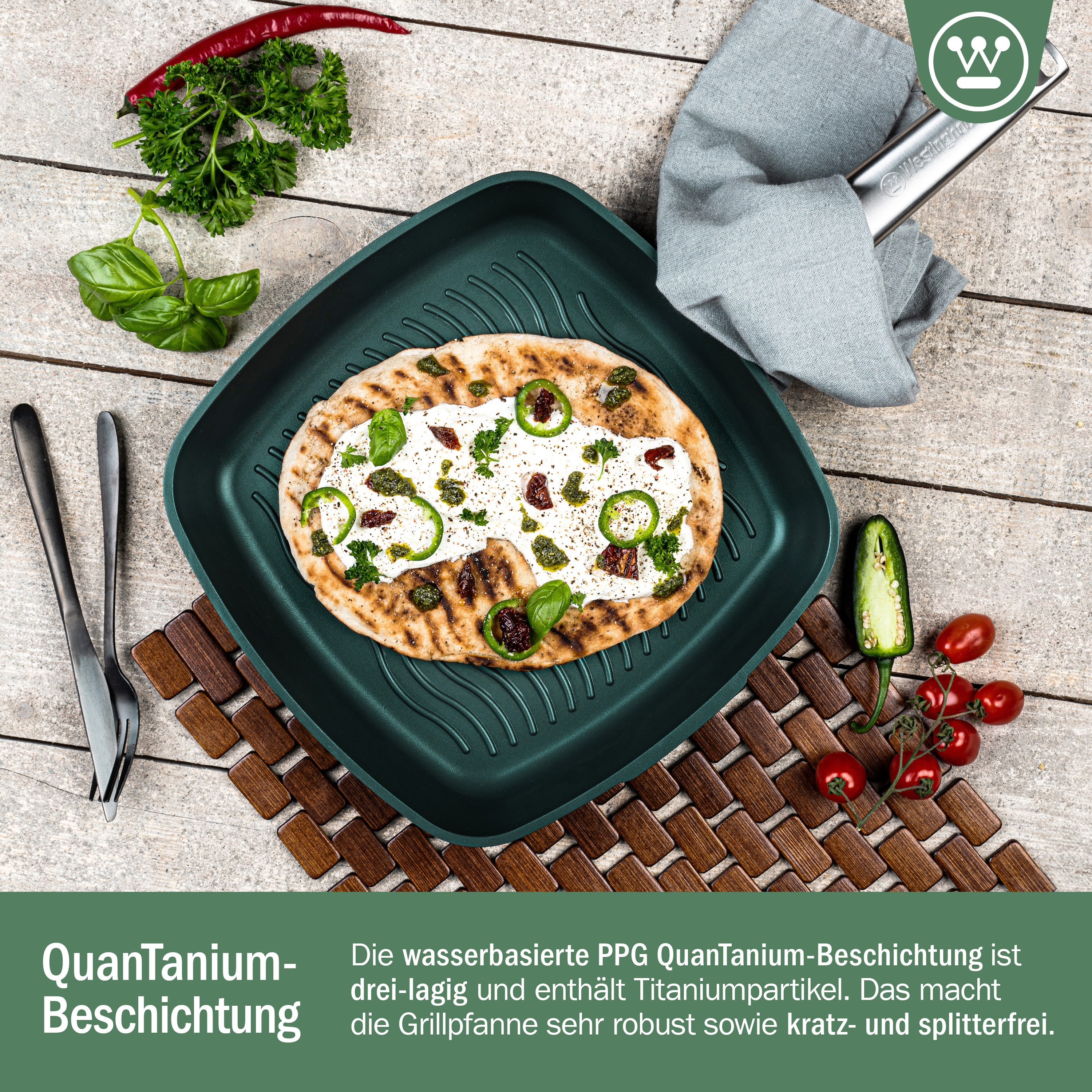 Grillpfanne mit Pizza, Tomaten und Paprika. Holztisch und Utensilien im Hintergrund.