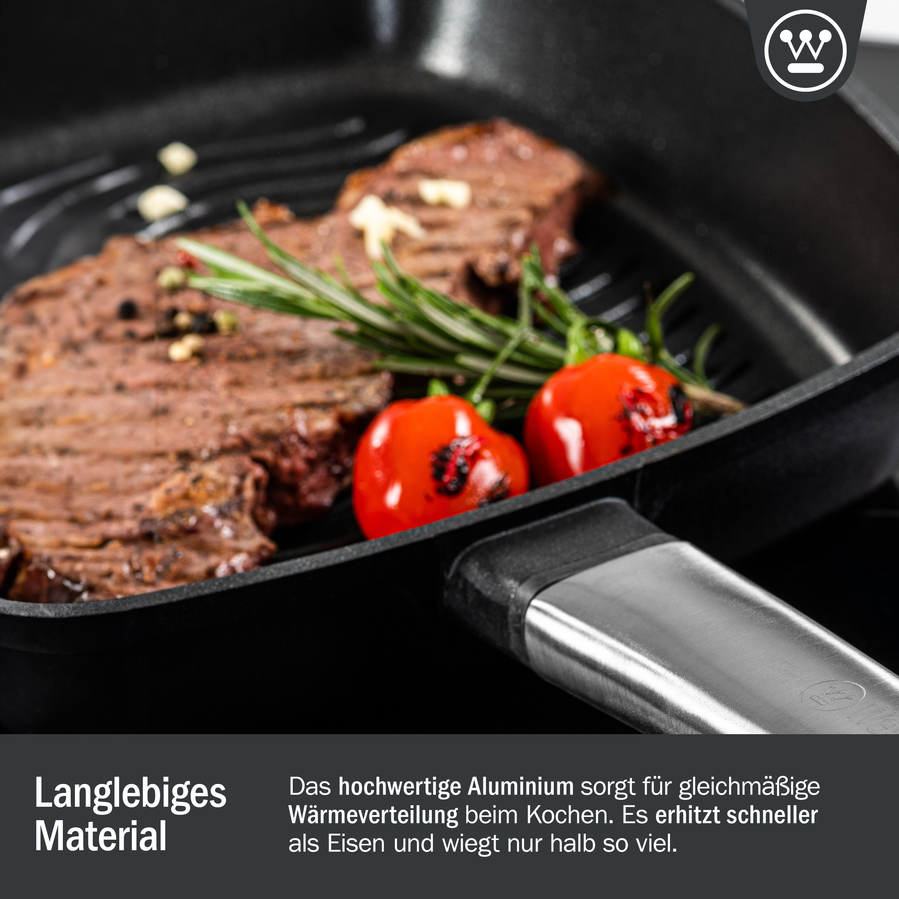 Eine schwarze Grillpfanne mit Steak und Tomaten. Rosmarin ist ebenfalls vorhanden. Text: Langlebiges Material.