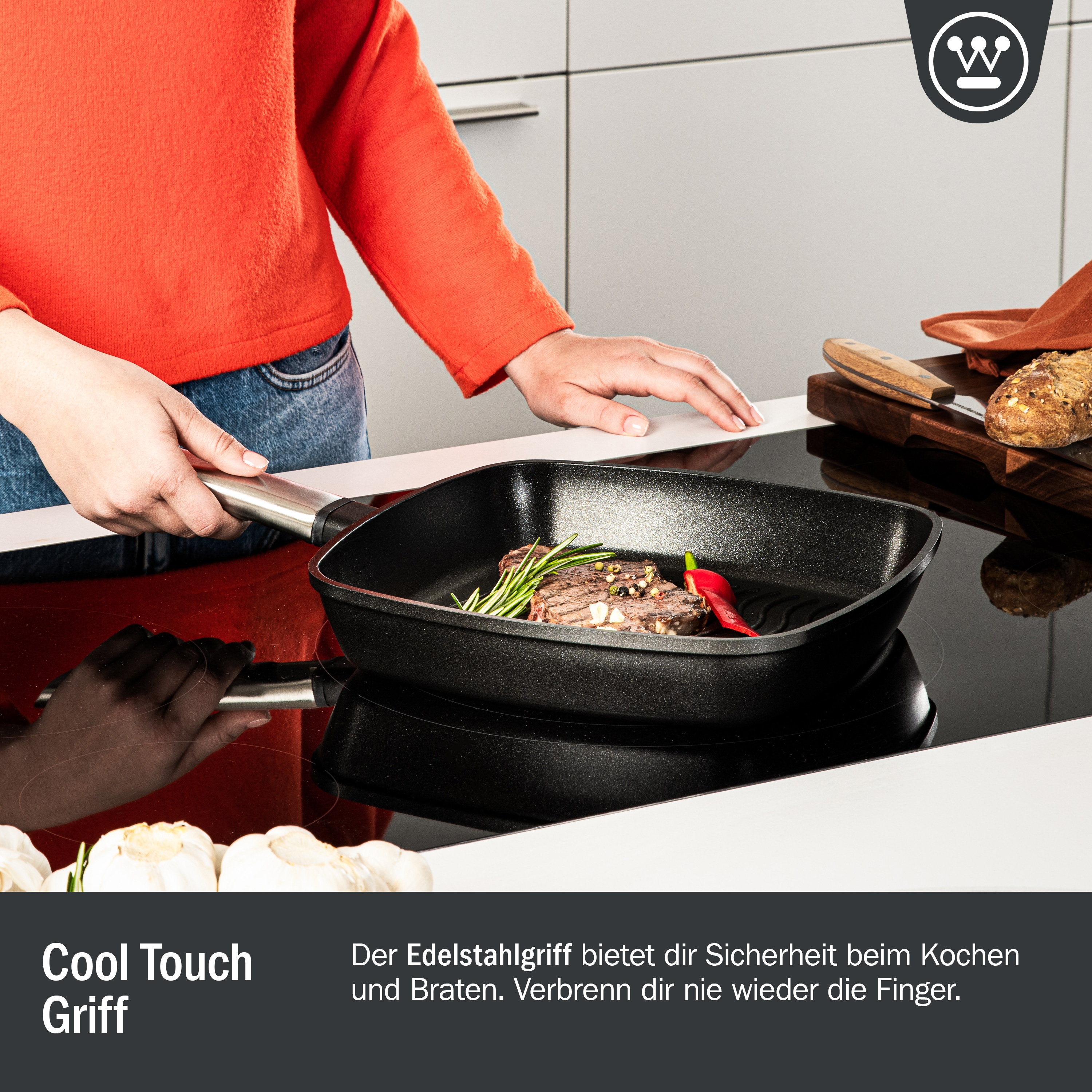 Person kocht auf Herd, Steak in schwarzer Pfanne. Text: Cool Touch Griff. Edelstahlgriff bietet Sicherheit.