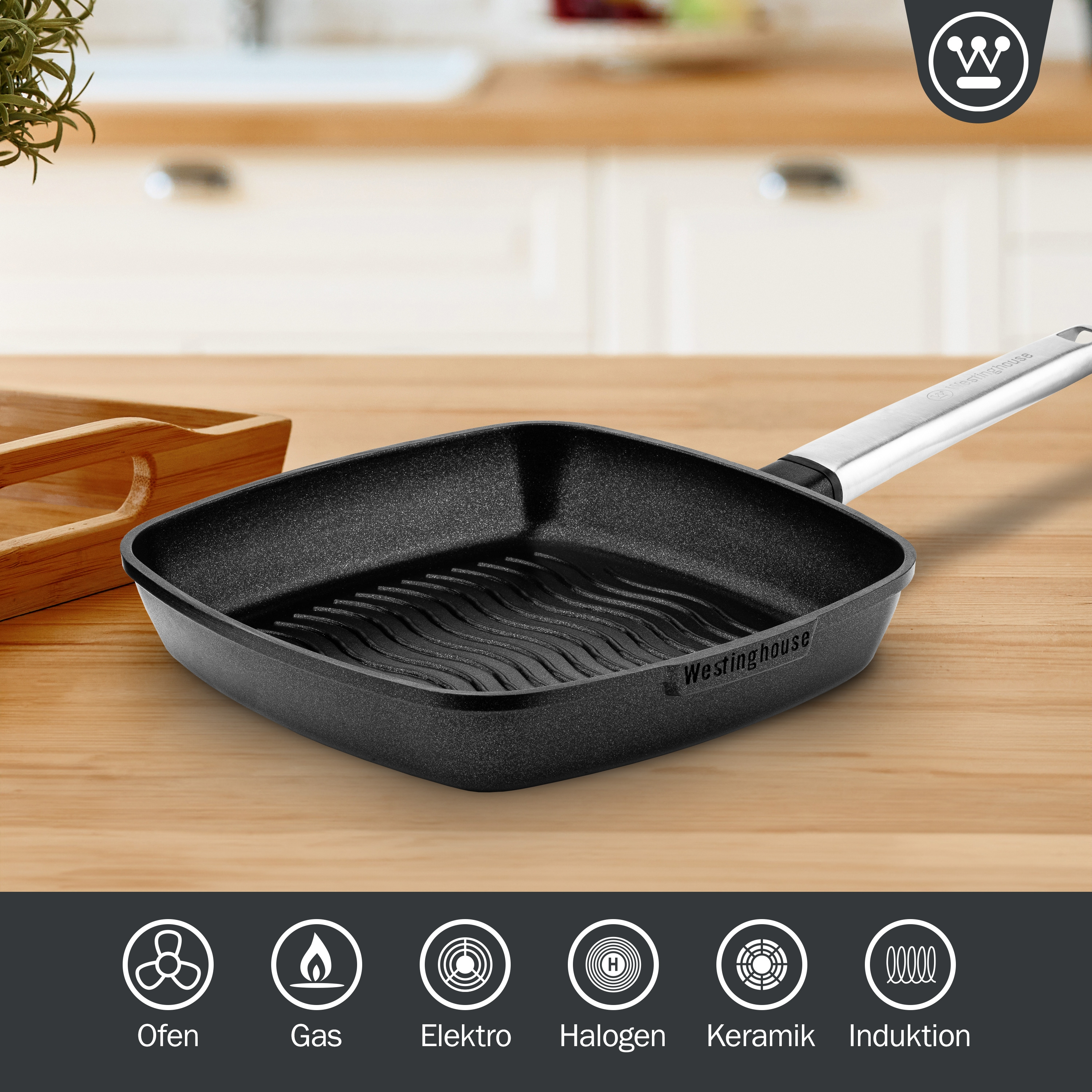 Eine schwarze quadratische Grillpfanne mit silbernem Griff auf einem Holztisch, darunter Icons.