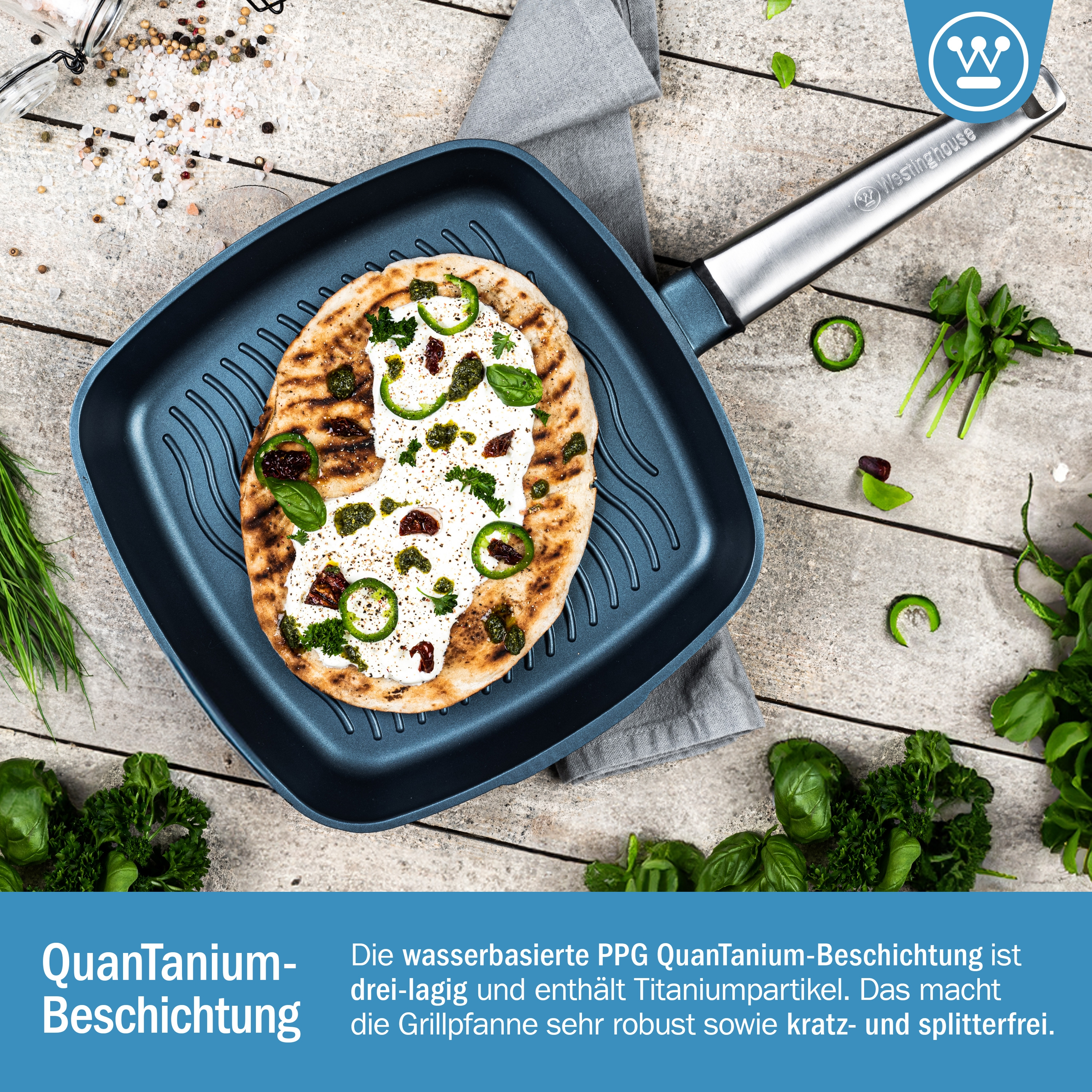 Pizza-ähnliches Gericht mit Belägen in blauer quadratischer Pfanne, Zutaten drumherum.