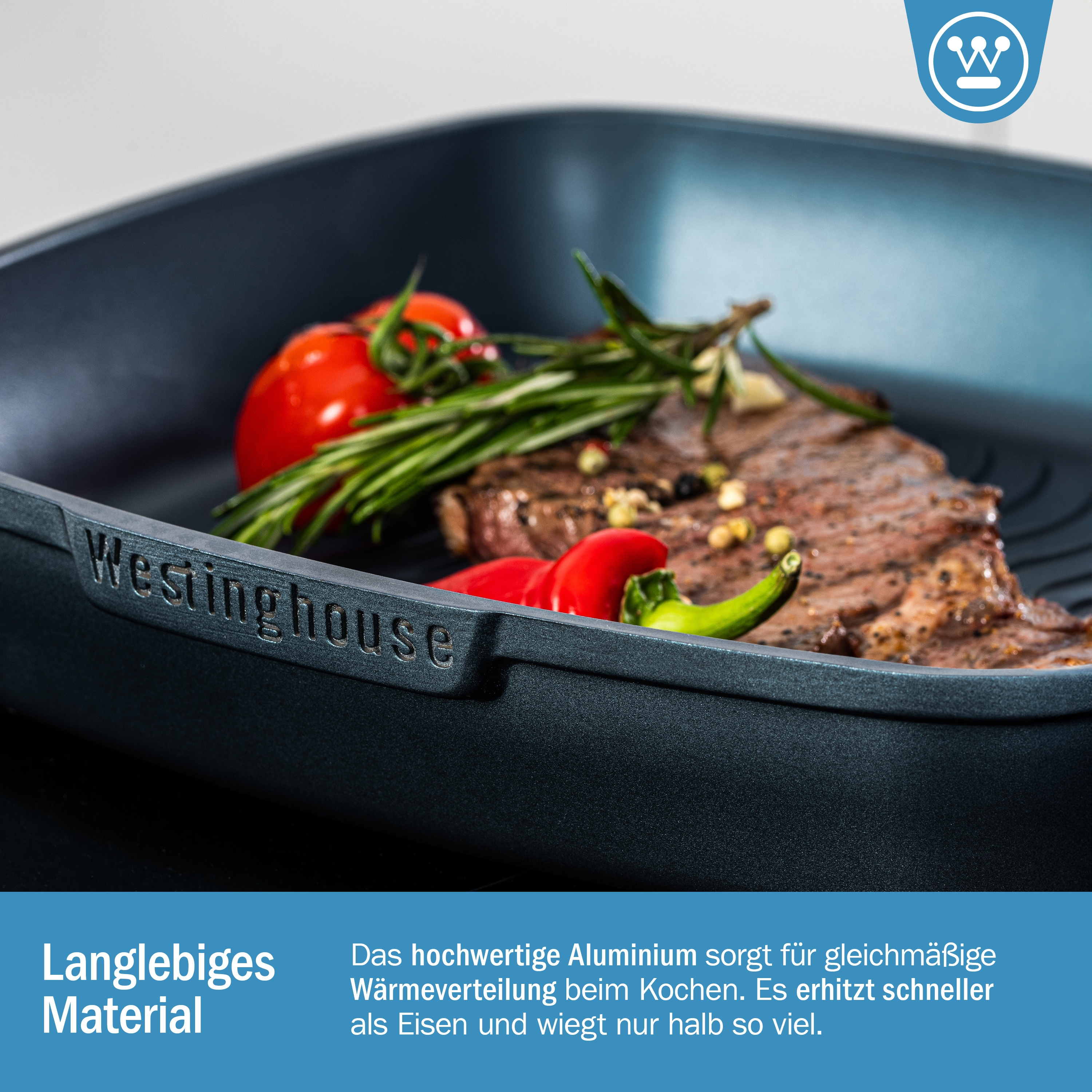 Eine schwarze Bratpfanne mit Essen, darunter Steak, Tomaten und Kräuter, mit Text darunter.