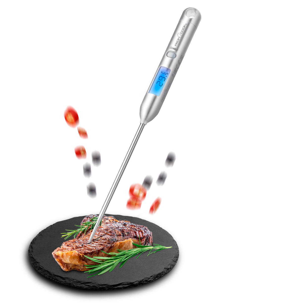 Termometr do mięsa w steku z rozmarynem, czarnym pieprzem i pomidorami.
