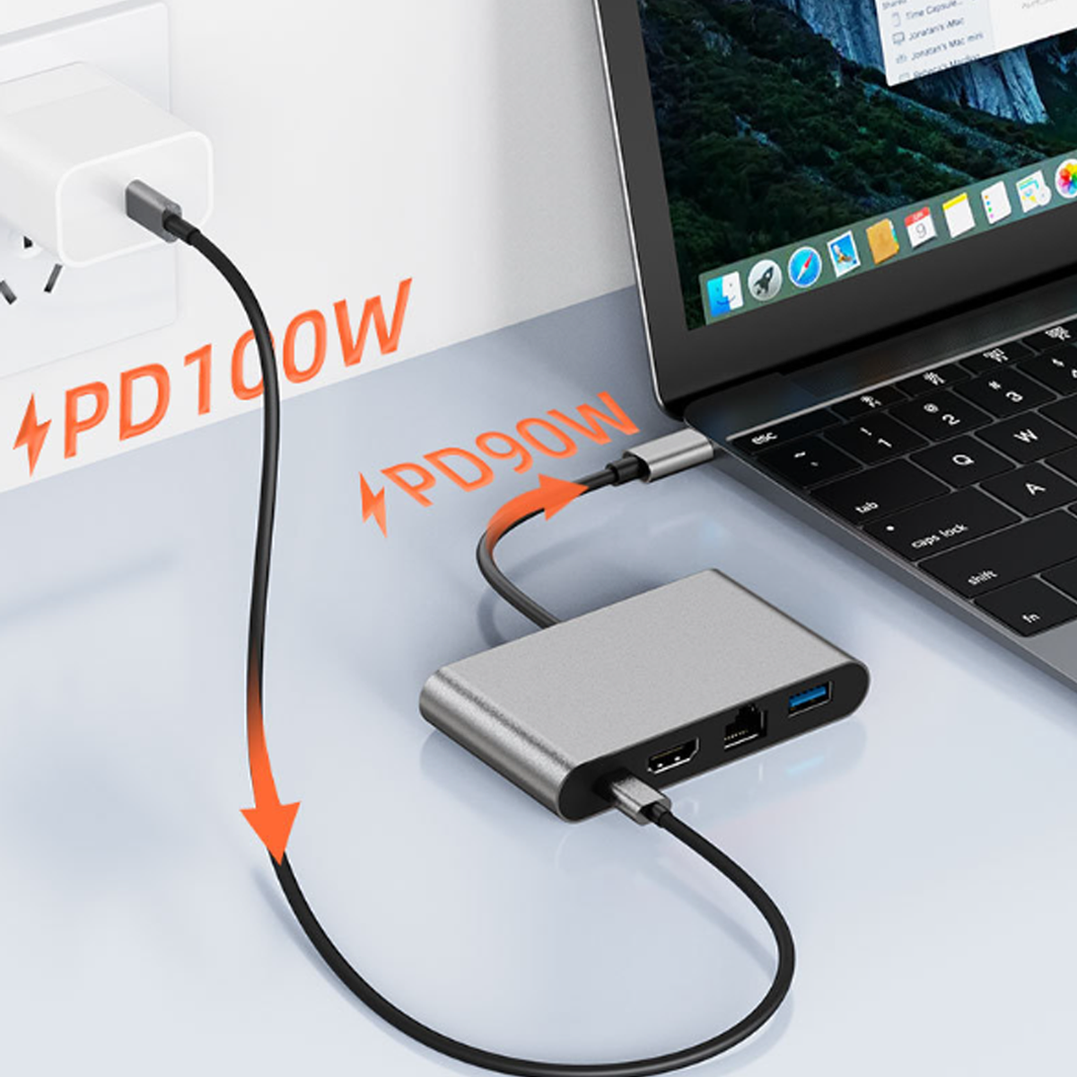 Ein Laptop, der über einen Hub mit einem Netzteil verbunden ist, mit PD100W und PD90W. Der Hub ist silber.