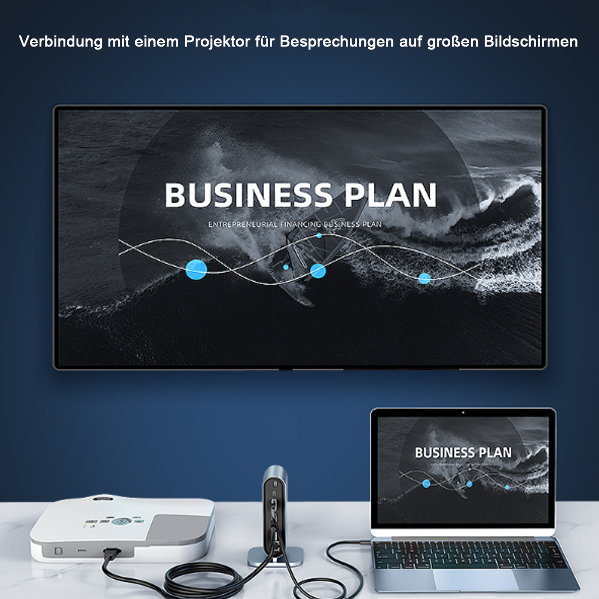 Ein Projektor und ein Laptop zeigen einen Geschäftsplan auf einem großen Bildschirm an. Kabel verbinden die Geräte. Text auf dem Bildschirm: 'BUSINESS PLAN'.