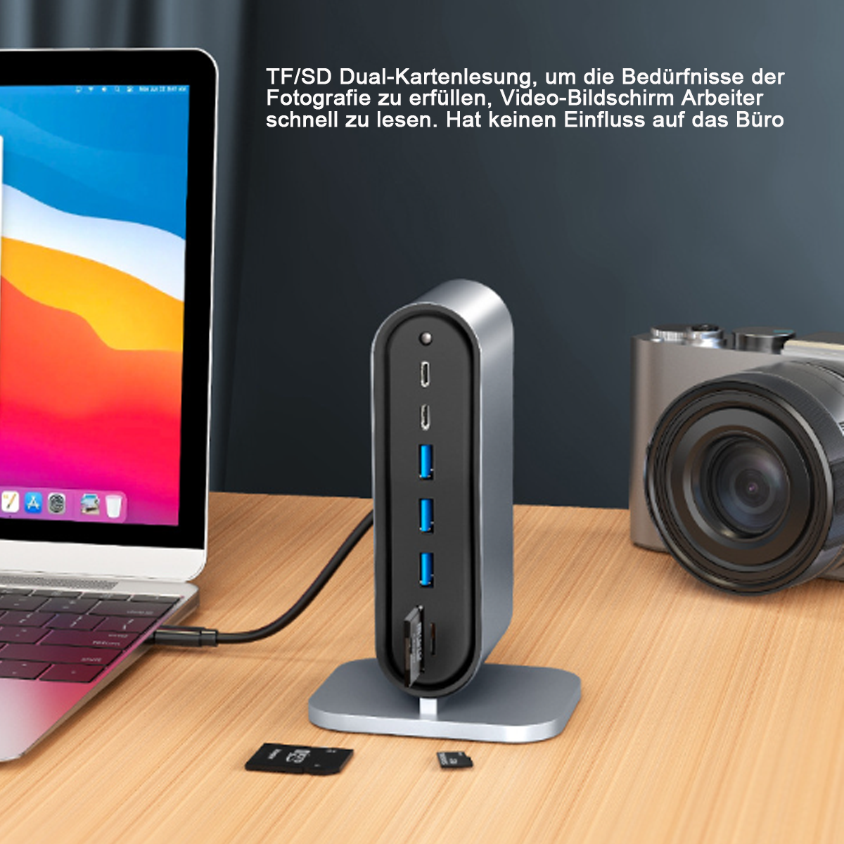 Ein silberner USB-Hub mit mehreren Anschlüssen, ein Laptop und eine Kamera stehen auf einem Holzschreibtisch. Zwei SD-Karten sind ebenfalls sichtbar.