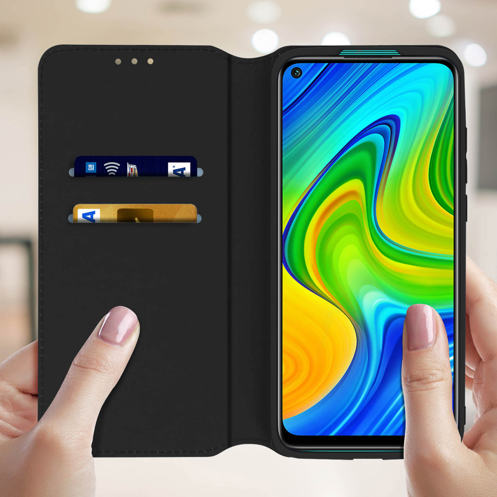Een open zwarte telefoonhoes, met een telefoon met een kleurrijk scherm en kaartsleuven.