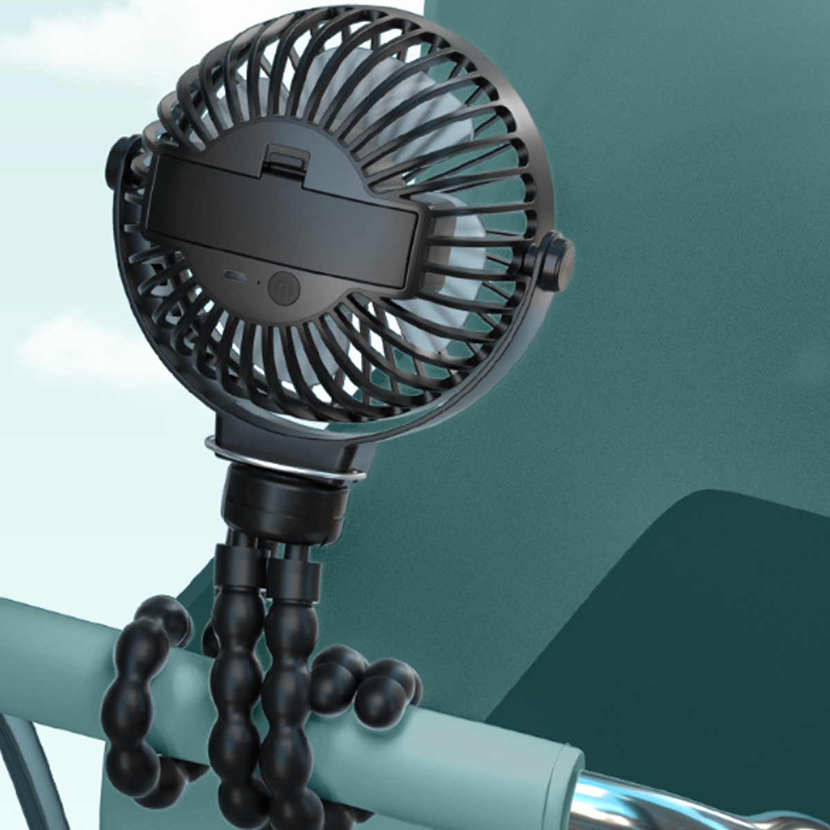 Schwarzer tragbarer Ventilator mit flexiblen Beinen, an einer blauen Stange befestigt, mit grünem Hintergrund.