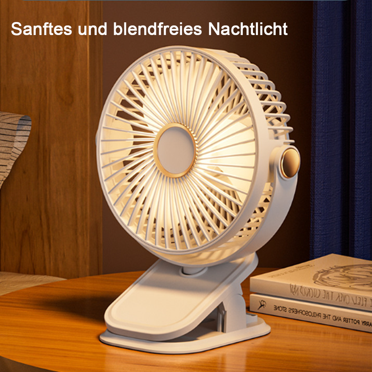 Weißer, kleiner Ventilator mit Clip-On-Basis, auf einem Tisch, mit einem Buch und einer Wand im Hintergrund.