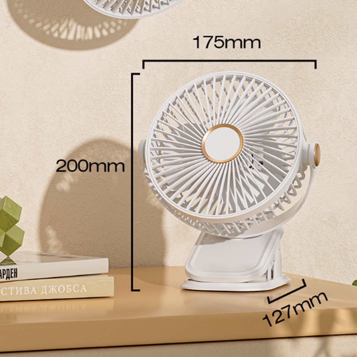 Weiß-goldener Ventilator mit Abmessungen auf Holzoberfläche, mit Büchern.