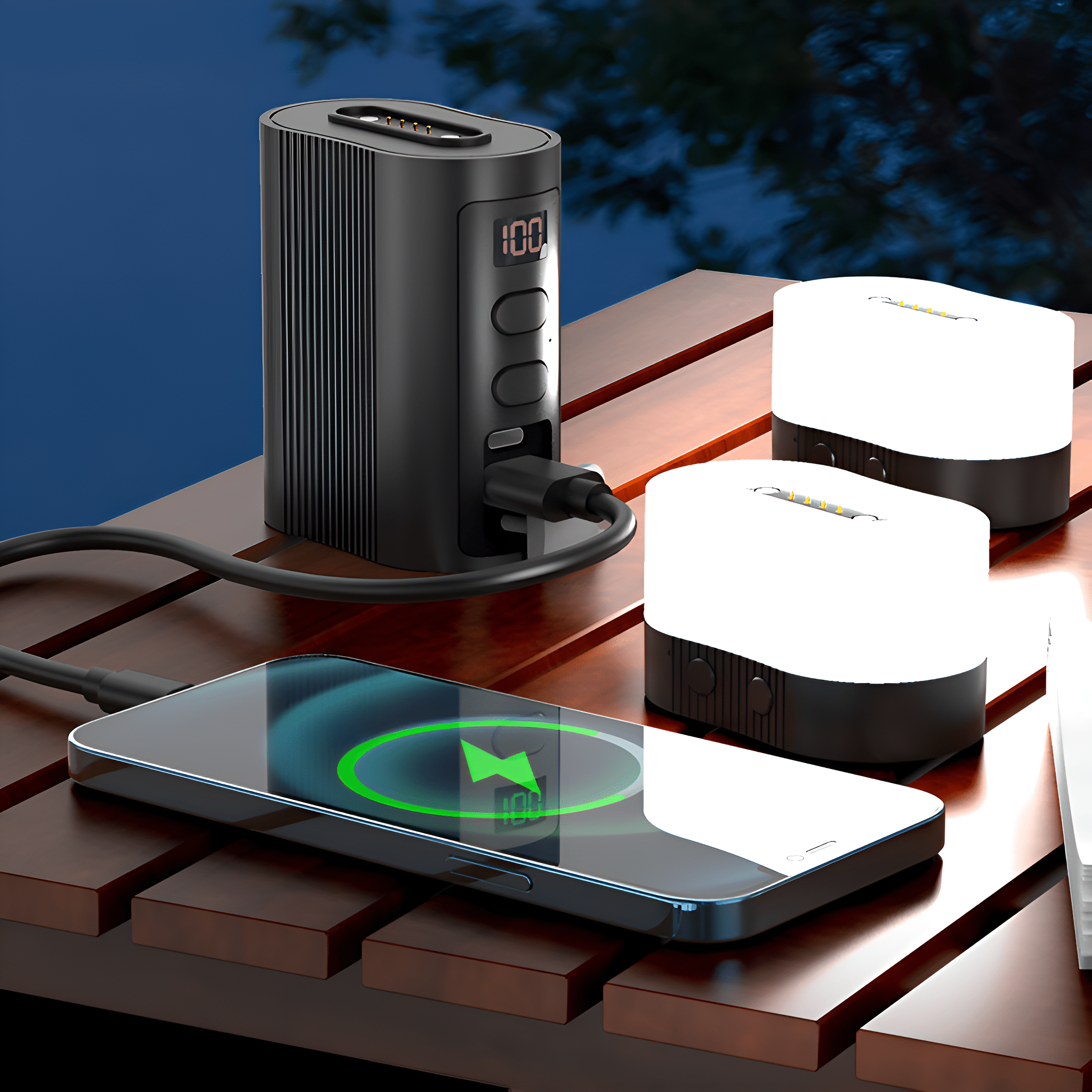 Eine schwarze Powerbank lädt ein Telefon, und zwei weiße Lampen stehen auf einem Holztisch.