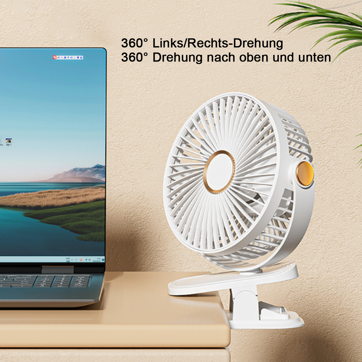 Ein weißer und goldener Ventilator auf einem Schreibtisch neben einem Laptop.