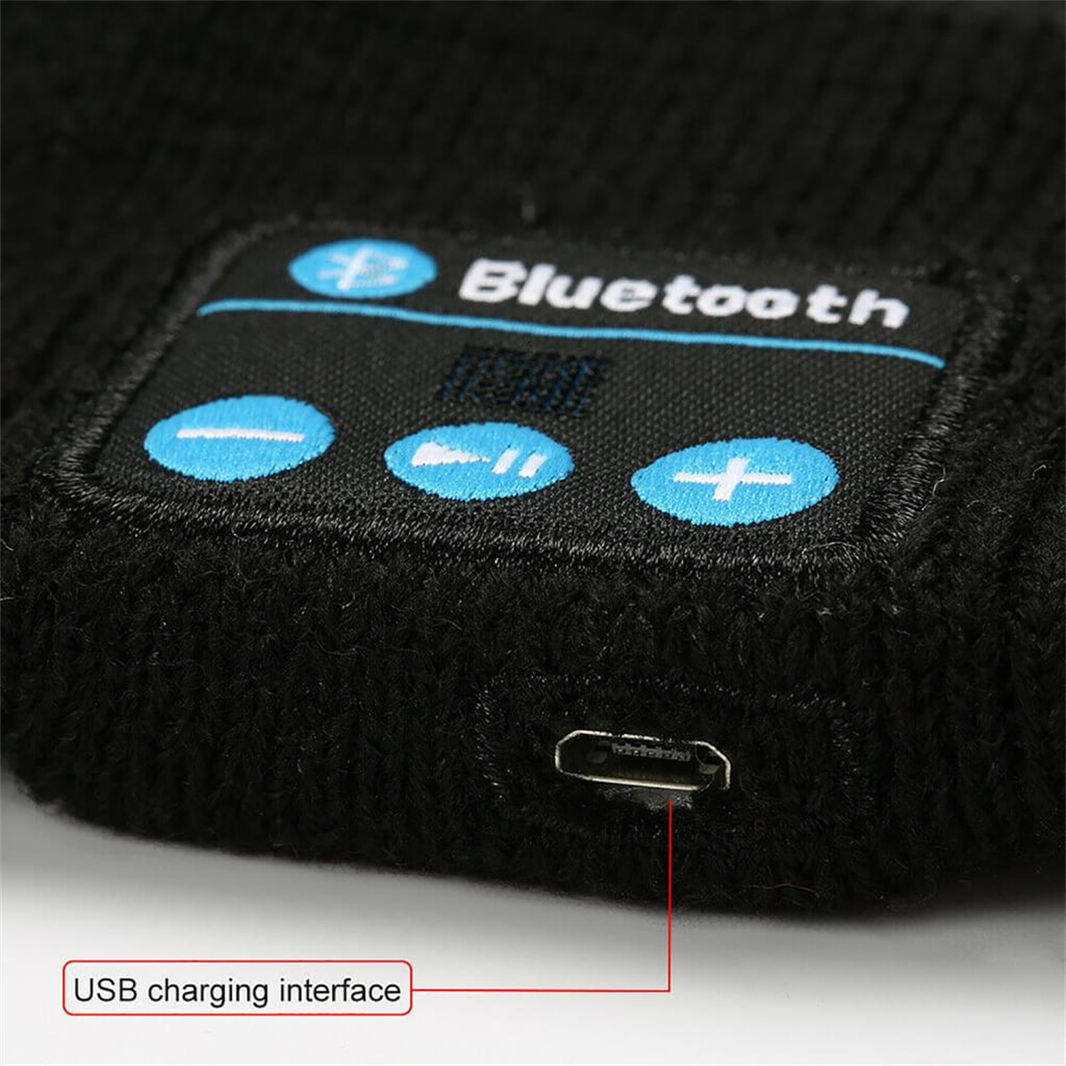 Nahaufnahme einer schwarzen Bluetooth-Beanie-Mütze mit USB-Ladeanschluss und Bedientasten.
