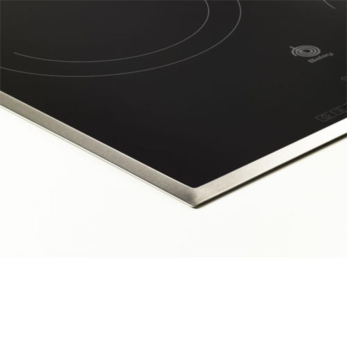 Czarna, ceramiczna płyta grzejna z dwoma okrągłymi elementami grzewczymi.