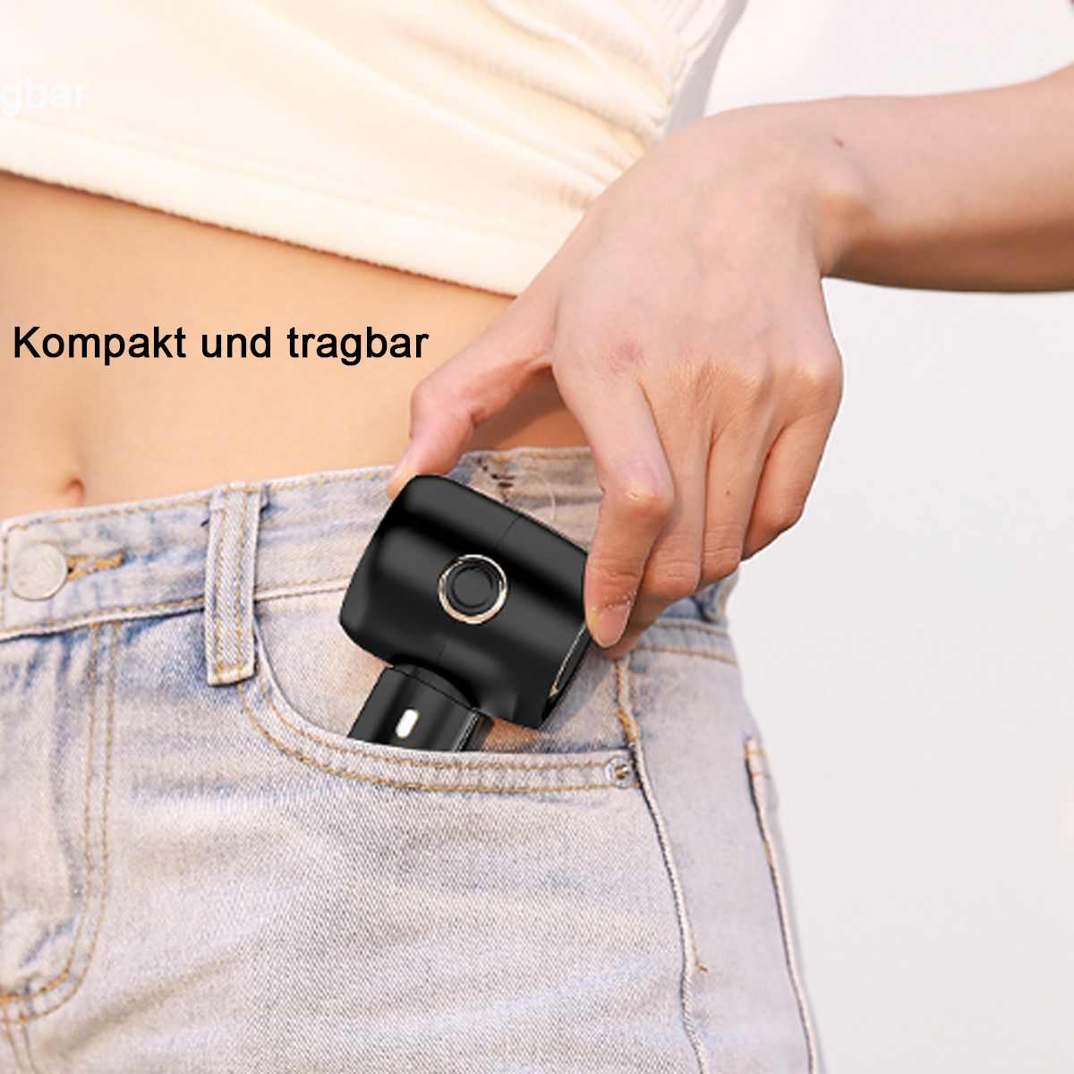 Die Hand einer Frau legt ein kleines schwarzes Pflegegerät in ihre Jeans-Tasche.