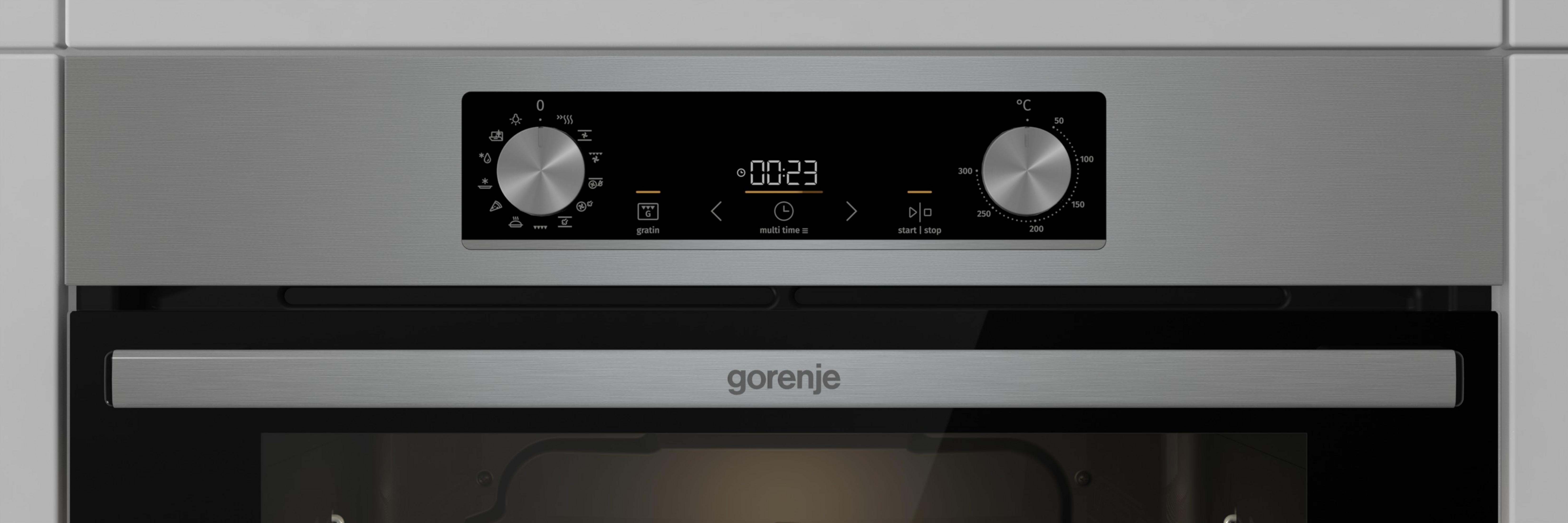Backofen-Bedienfeld mit zwei Drehreglern und digitaler Anzeige, darunter das gorenje-Logo.