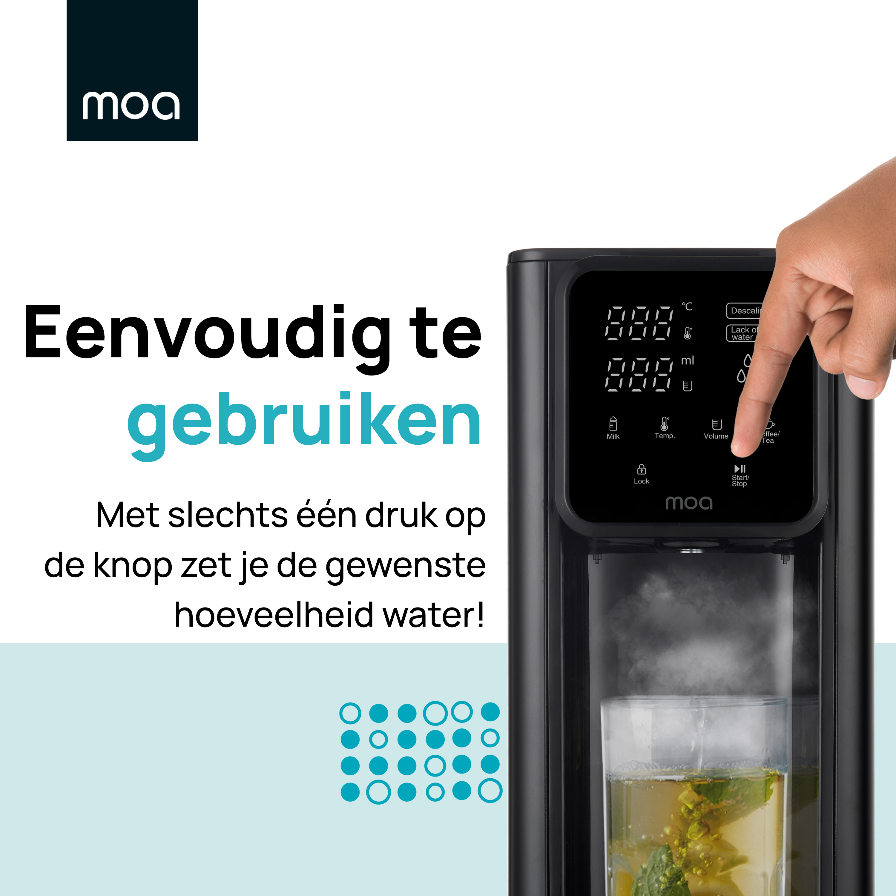 Zwarte waterdispenser met hand die op knop drukt en een glas.